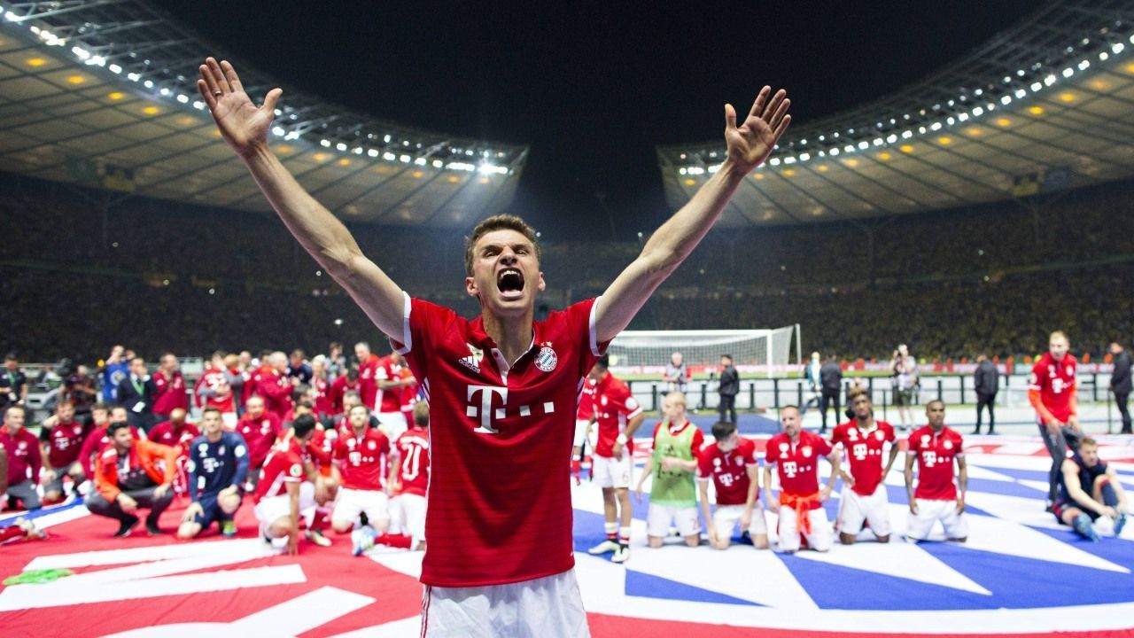 
                <strong>Müller fährt gerne nach Berlin</strong><br>
                Nicht nur in der Liga ist Müller erfolgreich, auch im DFB-Pokal glänzt er. Fünfmal sicherte er sich den goldenen Pott bereits. Vor ihm steht nur noch Bayern-Legende Bastian Schweinsteiger mit sieben Erfolgen.Einschätzung: Auch hier ist es vorstellbar, dass die Bayern den Pokal bis 2023 noch zweimal gewinnen. Dann würde Müller mit dem "Fußballgott" gleichziehen. Da die Bayern auch gerne mal ein Pokalfinale verlieren (Fans von Eintracht Frankfurt haben bereits Tränen in den Augen), ist der alleinige Rekord mit acht Siegen eine Herausforderung für Müller.
              
