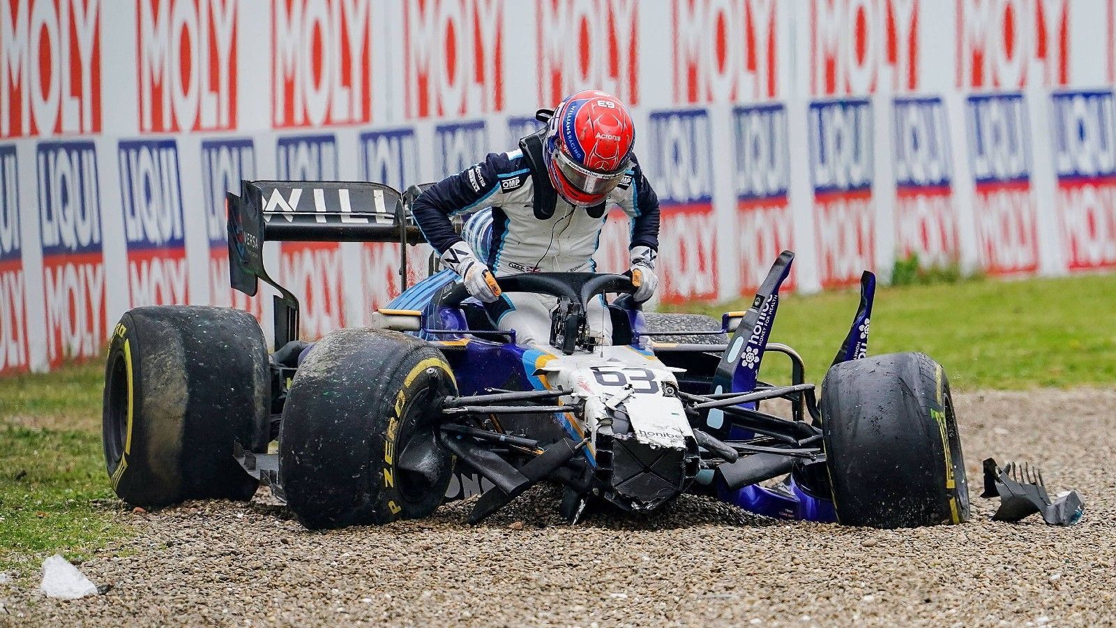 
                <strong>Verlierer: George Russell</strong><br>
                In der 34. Runde ereignet sich zwischen George Russell und Valtteri Bottas ein spektakulärer Unfall. Mit mehr als 300 km/h kommt der junge Brite in seinem Williams von hinten angeschossen und will den Finnen im Mercedes überholen, dann berühren sich beide, fliegen ab und hinterlassen aufgrund ihrer schwer beschädigten Boliden ein Trümmerfeld. Was folgt ist eine lange Rennunterbrechung. Die Rennkommissare werten den Vorfall als Rennunfall und machen keinen Schuldigen aus. Russell indes geht direkt nach dem Aufprall auf Bottas los und fragt ihn, ob er beide umbringen wollte, weil er sein Lenkrad minimal bewegt hatte. 
              