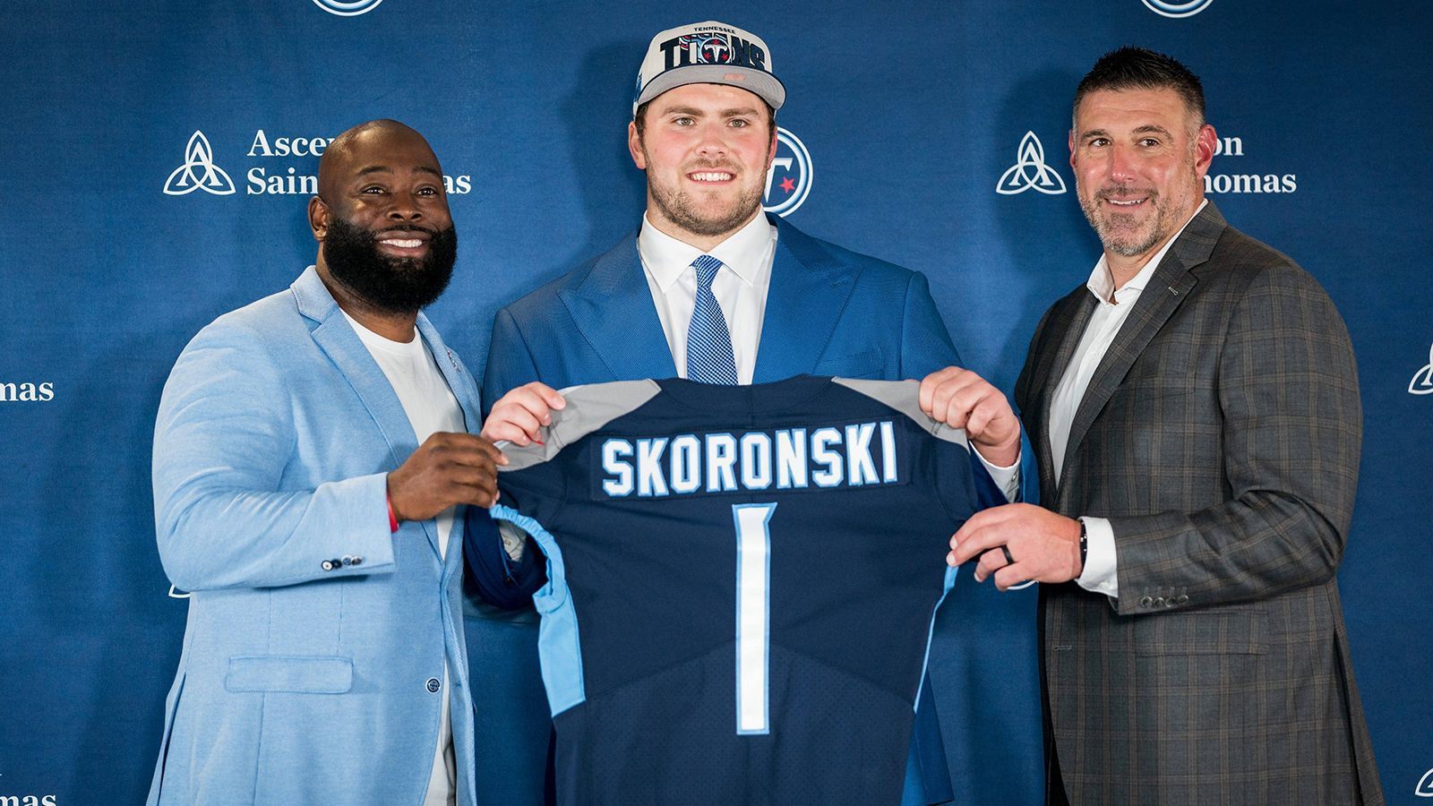 <strong>Peter Skoronski (Offensive Tackle, Tennessee Titans)</strong><br>
                Frisch in der NFL dabei ist Peter Skoronski, der als 11. Pick insgesamt von den Titans 2023 ausgewählt wurde. Damit geht auch sein Wunsch in Erfüllung, in die Fußstapfen seines Großvaters&nbsp;Bob Skoronski Senior zu treten - der Offensive Tackle spielte sich sogar in die Hall of Fame der Green Bay Packers. Ob Peter ähnlich erfolgreich und genauso lang wie sein Großvater - Bob kam auf elf NFL-Saisons - spielen wird, bleibt abzuwarten.&nbsp;
