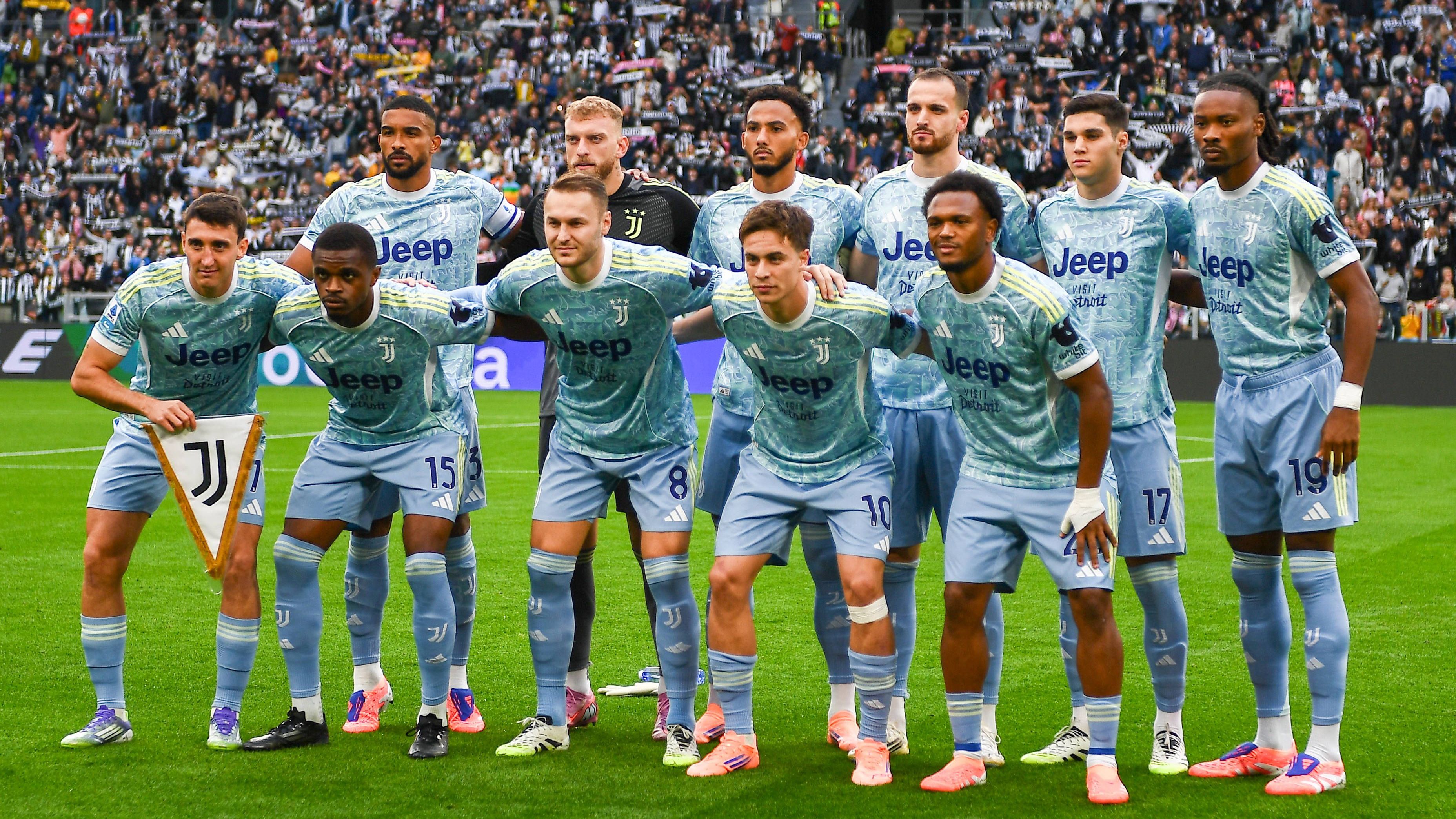 <strong>14. Juventus Turin</strong><br><strong>Kadermarktwert:</strong> 582,7 Millionen Euro<br><strong>Wertvollste Spiele:</strong> Lois Openda, 25 Jahre, Sturm, 50 Millionen Euro Marktwert (Bild: vordere Reihe, 1. von rechts);<br>Bremer, 28 Jahre, Innenverteidigung, 50 Millionen Euro&nbsp;Marktwert (Bild: hintere Reihe, 1. von links);<br>Kenan Yildiz, 20 Jahre, Linksaußen, 50 Millionen Euro&nbsp;Marktwert (Bild: vordere Reihe, 2. von rechts)