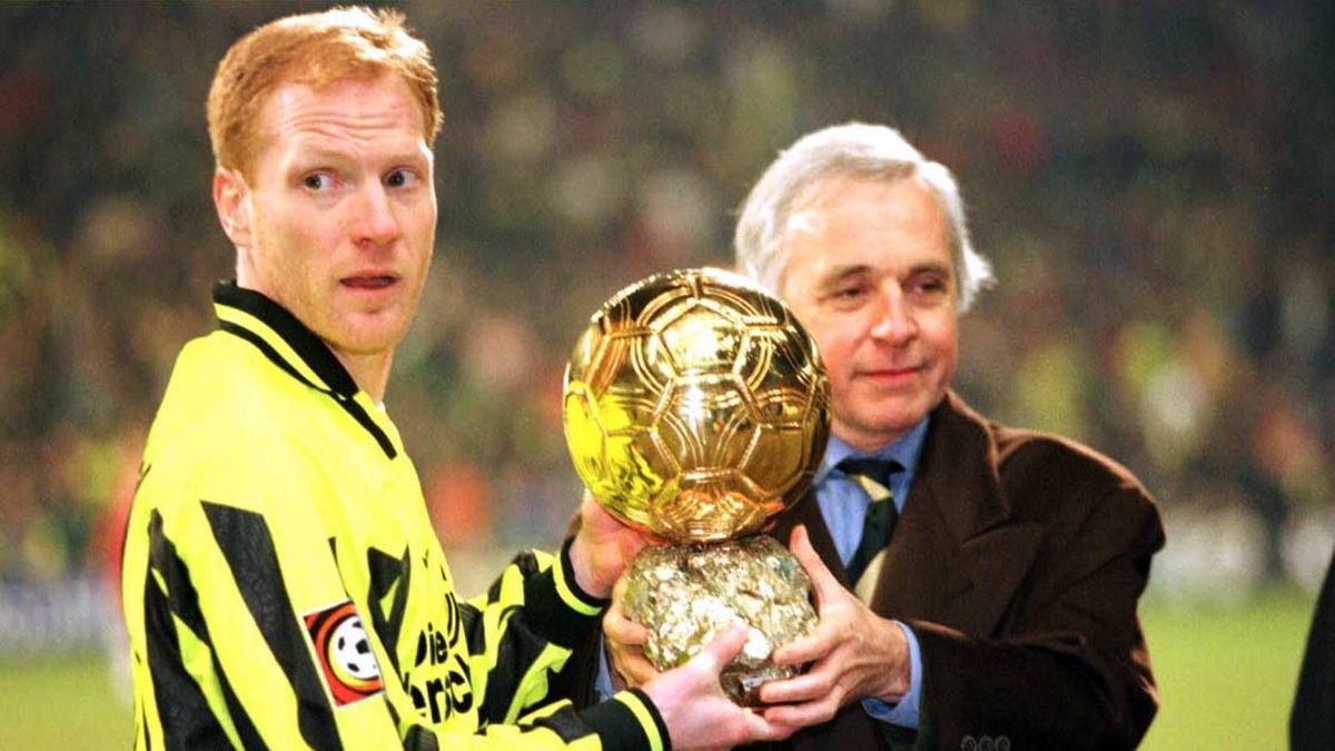 Matthias Sammer (BVB) wird als Europas Fußballer des Jahres 1996 ausgezeichnet Fußball 1. BL Herren Saison 1996 1997, Borussia Dortmund Gruppe Westfalenstadion Dortmund Freude,