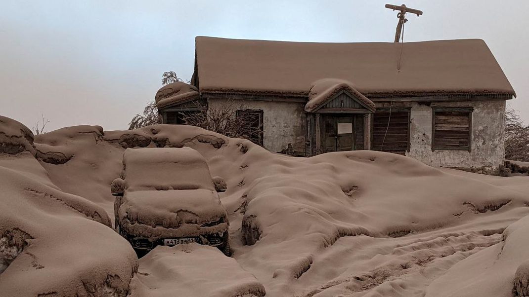 Der russische Riesenvulkan Schiwelutsch sorgte für eine zentimeterdicke Ascheschicht, die sich teils mit Schnee vermischte.