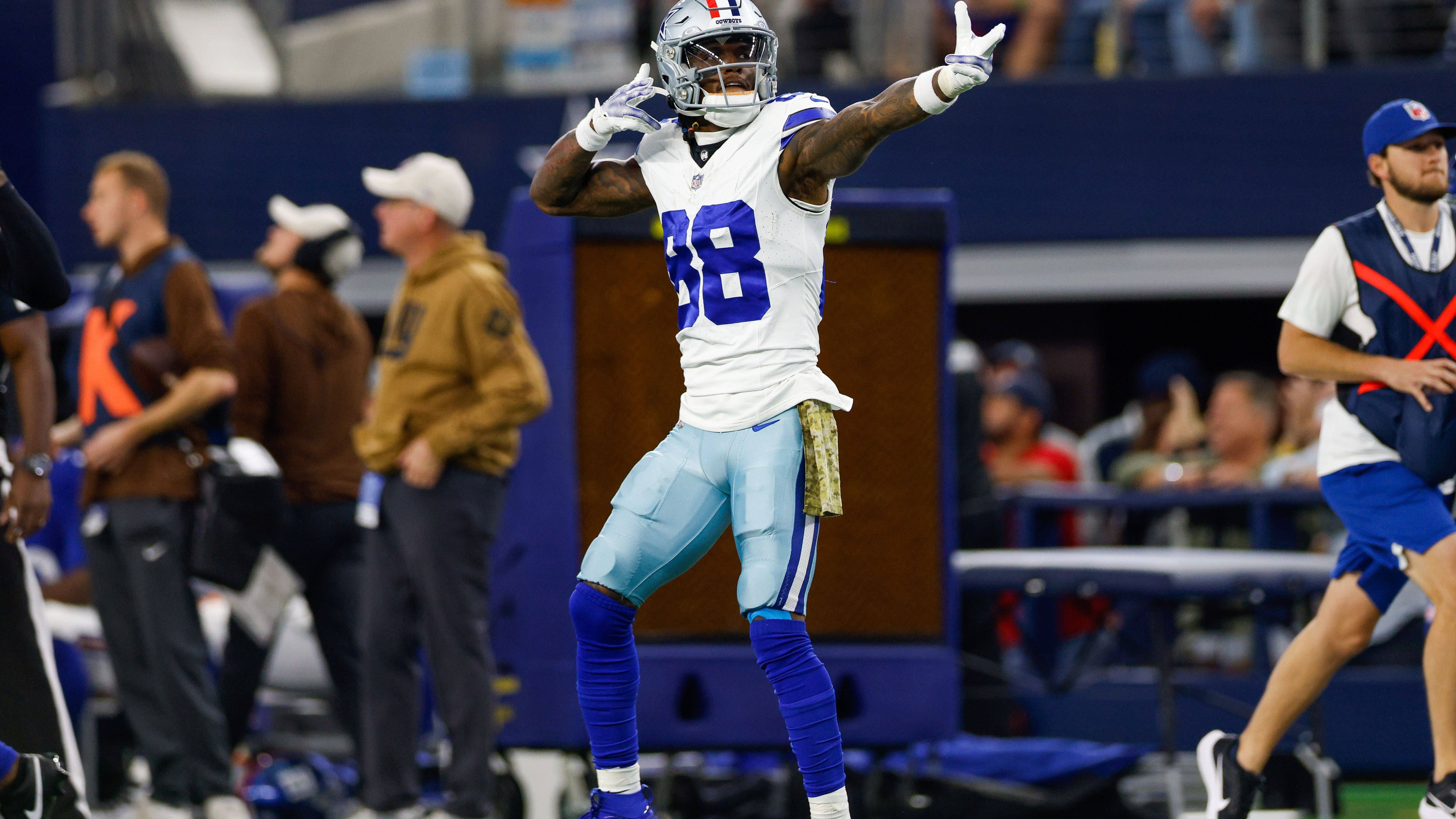 <strong>Woche 10: CeeDee Lamb (Dallas Cowboys)</strong><br>CeeDee Lamb gelang es als erstem Spieler in der NFL-Geschichte, in drei Spielen nacheinander mindestens zehn Pässe zu fangen und mindestens 150 Receiving Yards zurückzulegen. So lauten seine Zahlen im Einzelnen: zwölf Receptions für 158 Yards beim 43:20 über die Rams, elf für 191 beim 23:28 gegen die Eagles und elf für 151 beim 49:17 gegen die Giants.