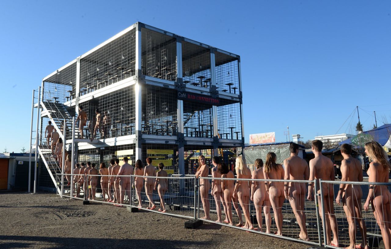 Der österreichische Aktionskünstler Wolfgang Flatz machte mit nackten Menschen in Käfigen auf die Missstände in der Fleischindustrie aufmerksam - hier 2013 auf dem Münchner Kunst-Festival Tollwood. 