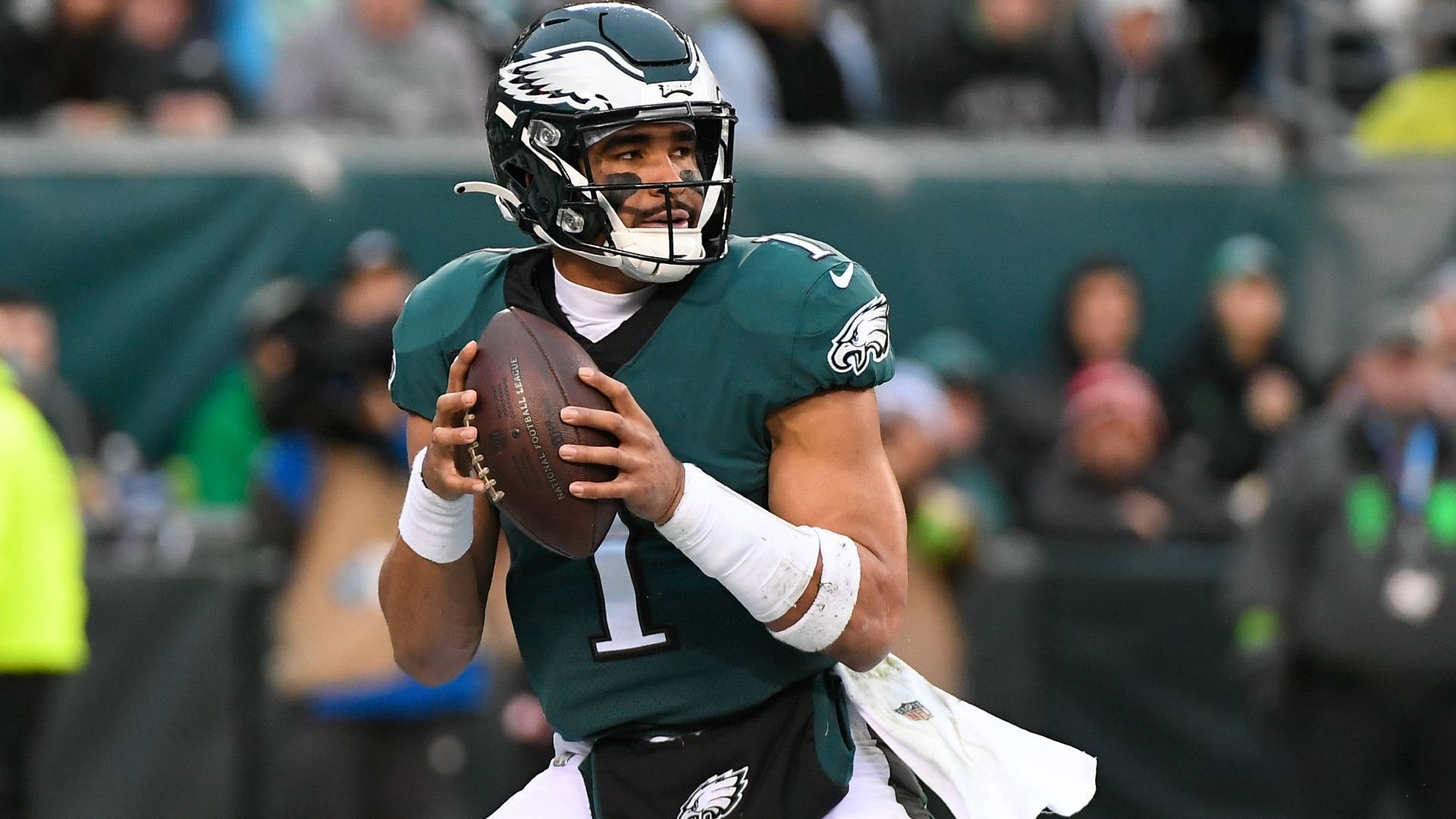 
                <strong>Mega-Saison von Jalen Hurts</strong><br>
                Wenn man über die Stärken der Eagles spricht, kommt man um Jalen Hurts nicht herum. Die größte Qualität des erst 24 Jahre alten Quarterbacks ist das Laufspiel, mit dem er es teilweise sogar mit den besten Running Backs der Liga aufnehmen kann. Mit sage und schreibe 13 (!) Touchdown-Läufen während der Regular Season steht er im Gesamtranking auf Platz zwei und ist mit Abstand der beste Quarterback in dieser Wertung. Auch in der Postseason bringt er es bislang schon auf zwei Läufe zum Touchdown.
              