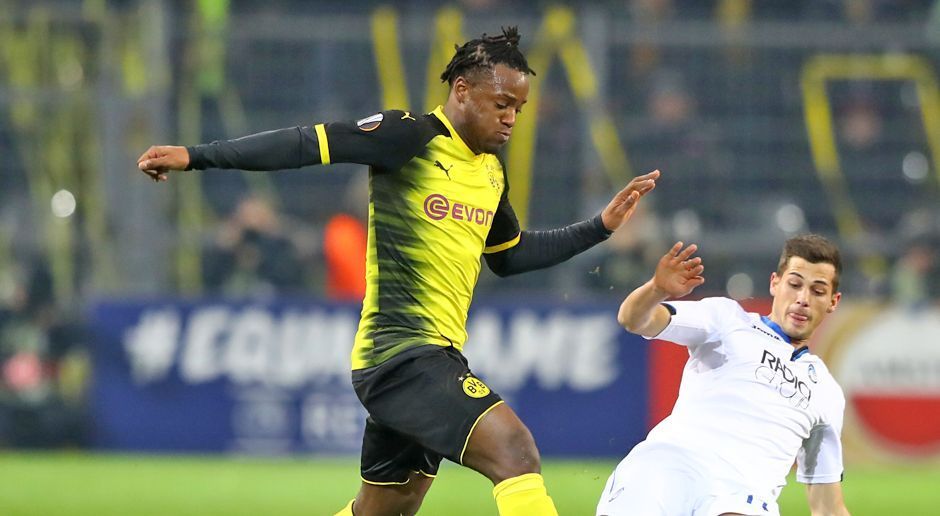 
                <strong>Michy Batshuayi</strong><br>
                Zeigt in Minute 22 erstmals seine ganze Klasse, als er auf dem Bierdeckel zwei Bergamo-Verteidiger schwindlig spielt und abschließt - noch zu harmlos. Kurz später mit der Hacke auf Reus, wieder brennt es im Strafraum der Italiener lichterloh. Nach der Pause dann nicht mehr so präsent, hängt wegen schwächelnder Kollegen mehr und mehr in der Luft. Bis Götze aufs Spielfeld kommt: Der Belgier spielt Doppelpass mit dem Deutschen - und hämmert das Leder mit einer Urgewalt in die Maschen. Und in der Nachspielzeit ist es erneut Matchwinner Michy, der nach Götze-Pass zum Dortmunder Sieg netzt. Was für ein Spiel - schon wieder!ran-Note: 1
              