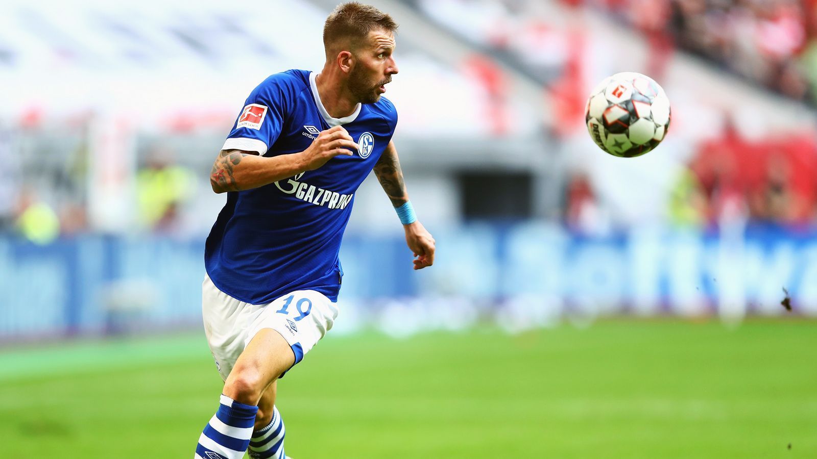 
                <strong>Angriff - Guido Burgstaller (FC Schalke 04)</strong><br>
                Während Gregoritsch ein Frühstarter war, könnte man den heutigen Schalker Guido Burgstaller als Spätstarter bezeichnen - zumindest, wenn es um den großen internationalen Fußball geht. In Österreich galt der Kärntner auch schon in jungen Jahren als Talent, machte seinen Weg über den FC Kärnten und Wiener Neustadt zu Rekordmeister Rapid Wien. Für den Hauptstadt-Klub kickte Burgstaller zwischen 2011 und 2014, ehe ein Transfer für einen Karriereknick sorgte. Nach 109 Spielen und 27 Toren für Rapid, wechselte Burgstaller zu Cardiff City, wurde in Wales jedoch aussortiert und rehabilitierte sich anschließend in Nürnberg. Zu diesem Zeitpunkt war kaum zu erwarten, dass der heute 29-Jährige tatsächlich mal den Sprung zu einem Champions-League-Klub wie Schalke schaffen würde. Kurz gesagt: In der Championship für Cardiff hat es nicht gereicht, doch für Champions-League-Klub Schalke offensichtlich schon.
              