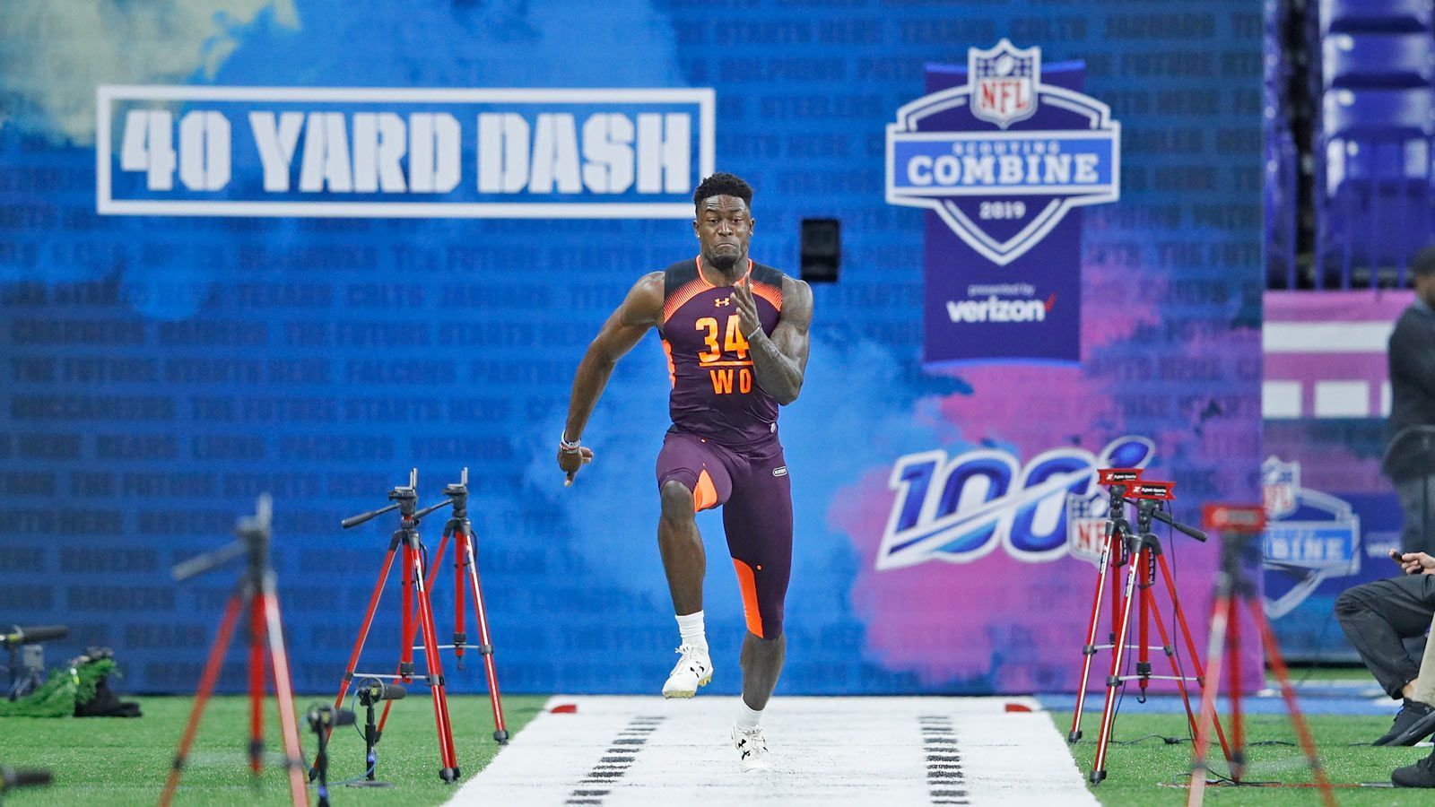 
                <strong>Verlierer: Wide Receiver / D.K. Metcalf</strong><br>
                Die Washington Redskins, die Seattle Seahawks, die Baltimore Ravens … Viele Teams wurden vor dem Draft als mögliche Erstrunden-Abnehmer für talentierte Wide Receiver gehandelt. Besonders häufig genannt und hoch gehängt wurde hierbei immer der Name D.K. Metcalf. Der physische Freak überzeugte beim Combine mit unfassbaren Leistungen. Allerdings entschieden sich die Baltimore Ravens für Marquise Brown. Die Seahawks und Redskins füllten andere Needs. Und die Patriots wählten sich für N'Keal Harry. Metcalf und Co. guckten in Runde eins also in die Röhre und müssen nun auf Runde zwei warten.
              