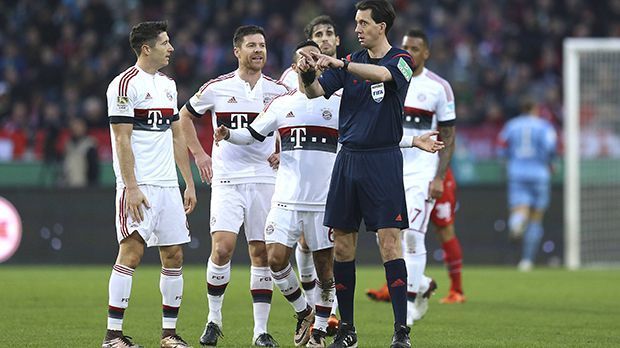 
                <strong>Manuel Gräfe (Berlin)</strong><br>
                Manuel Gräfe (Berlin): Der 42-jährige Sportwissenschaftler wird das vergangene Jahr wohl nicht so schnell vergessen: Im Relegationsspiel zwischen dem KSC und dem HSV gibt er einen umstrittenen Freistoß. Im Oktober gibt er ein Abseits-Tor zugunsten von Leverkusen. Insgesamt kommt Gräfe in der ersten Bundesliga auf fast 200 Einsätze seit 2004.
              