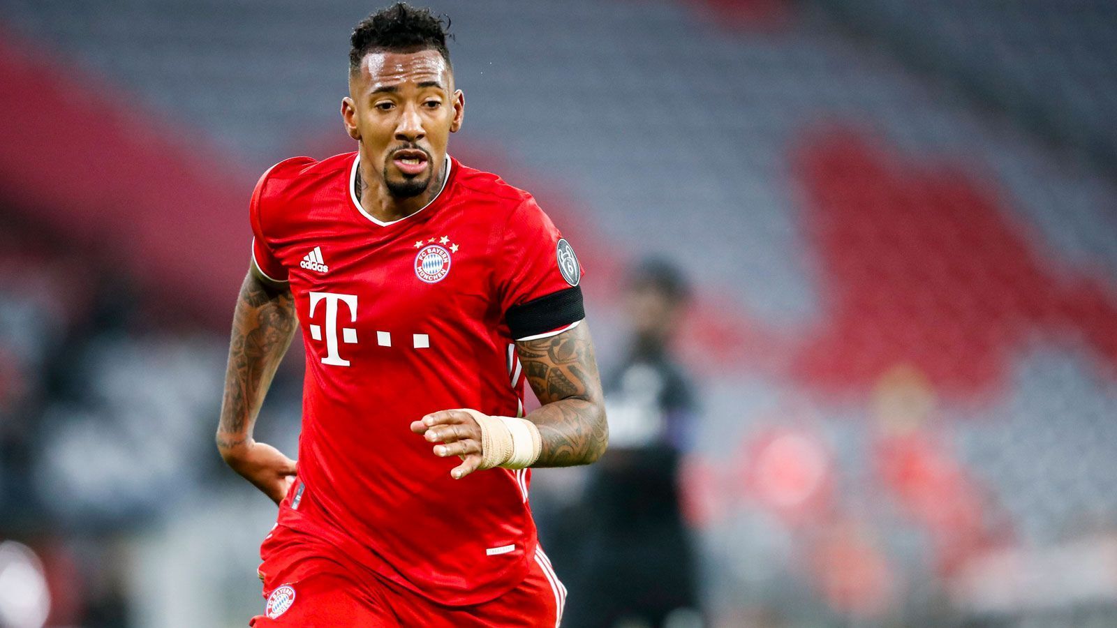 
                <strong>Jerome Boateng</strong><br>
                Alles andere als fehlerfrei, aber der Routinier ist noch der stabilste Teil der Viererkette. Bei Junuzovics Steilpass antizipiert Boateng richtig und fängt den Angriff ab. Oftmals sucht er den Sicherheitspass auf Alaba. ran-Note: 3
              