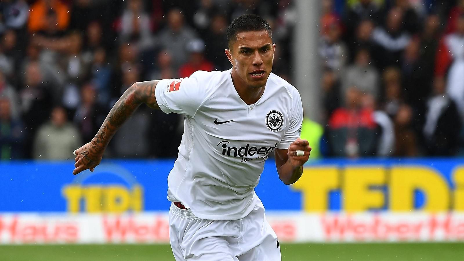 
                <strong>Eintracht Frankfurt</strong><br>
                Ausgaben: 23,2 Millionen EuroEinnahmen: 9,9 Millionen EuroTeuerste Zugänge: Carlos Salcedo und Evan N'Dicka (Chivas und AJ Auxerre/jeweils fünf Millionen Euro)
              