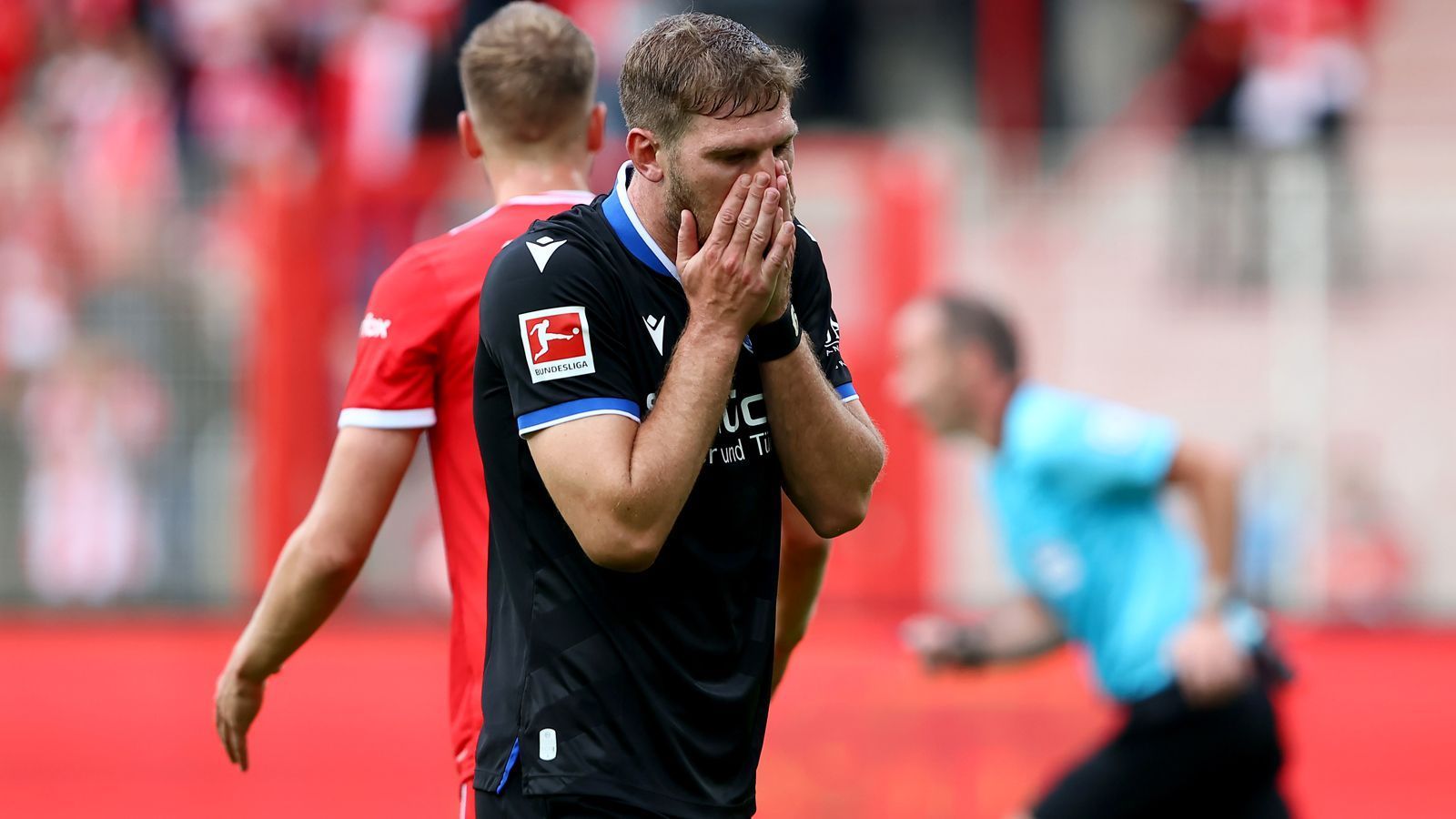 
                <strong>Arminia Bielefeld (Bundesliga/Deutschland)</strong><br>
                Neben den Fürthern gibt es mit Arminia Bielefeld noch ein zweites Bundesliga-Team, das in der Saison 2021/22 nach sieben Spieltagen noch ohne jeden Sieg ist. Die Ostwestfalen haben aber immerhin vier Mal Unentschieden gespielt und liegen damit auf dem Abstiegs-Relegationsplatz. Eine der Punkteteilungen gab es im Duell der noch sieglosen Teams, beim 1:1 am zweiten Spieltag in Fürth. Nach der Länderspiel-Pause gibt es für die Arminia dann das Duell gegen den Tabellen-Nachbarn Augsburg.
              