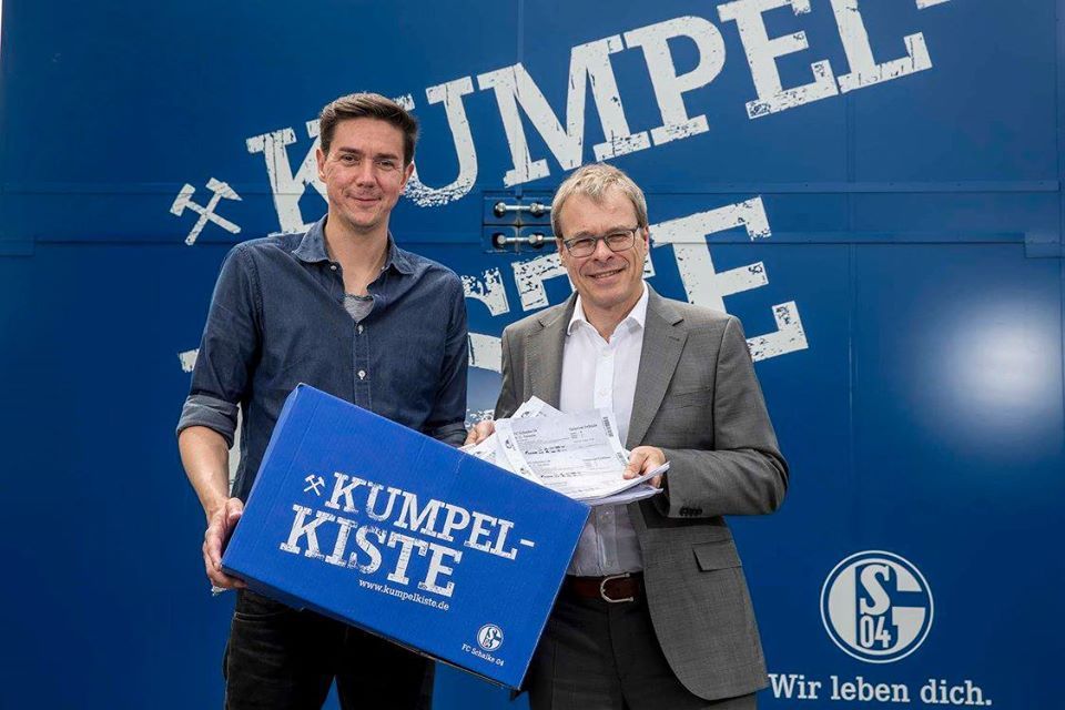 Die Fans des FC Schalke haben mit einer ganz besonderen Aktion auf sich aufmerksam gemacht. Die Fans stellen Lebensmittelpakete zusammen und liefern diese an alte Menschen und Personen mit Vorerkrankungen aus. Auch Menschen mit systemkritischen Berufen können die so genannte „Kumpelkiste“ in Anspruch nehmen. Damit wurde eine Aktion wiederbelebt, mit der Knappen-Fans schon seit längerem auch Flüchtlingen helfen.