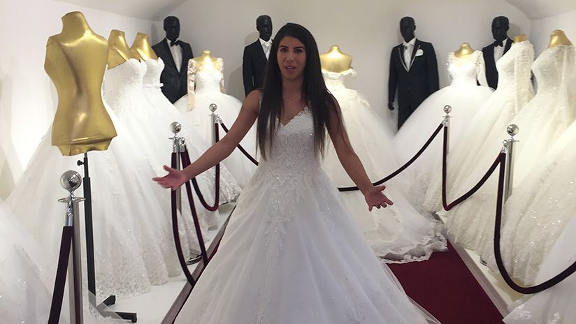 Für Madja beginnt im Vorfeld die Suche nach dem perfekten Kleid.