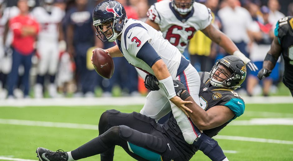 
                <strong>Jacksonville Jaguars</strong><br>
                Auch die Jacksonville Jaguars stellten am ersten Spieltag einen neuen Franchise-Rekord auf. Gegen die Houston Texans sackte die Defense gleich zehn Mal den gegnerischen Quarterback. Mehr Sacks in einem Spiel sind den Jaguars noch nie gelungen. Allein Calais Campbell (im Bild unten), Neuzugang von den Arizona Cardinals, schaffte vier Sacks, 3,5 davon in der ersten Hälfte.
              