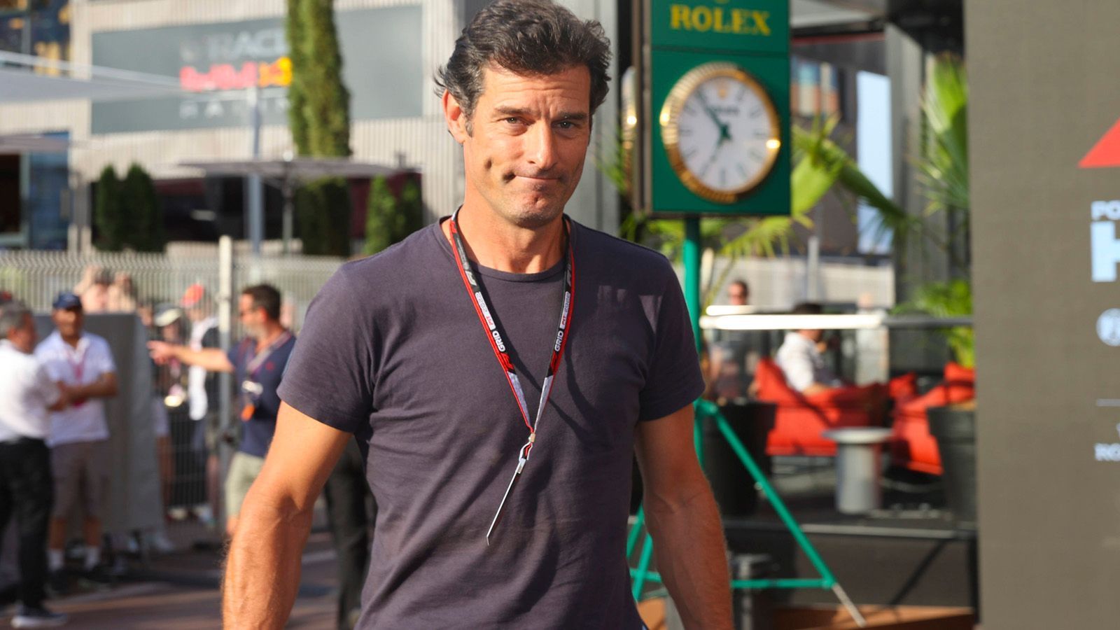 
                <strong>Unterstützung von Mark Webber</strong><br>
                Startplätze in den Nachwuchsklassen wie der Formel Renault, der Formel 4 oder der Formel 3 kosten hunderttausende Euro. Piastris Vater agierte zwar mit seiner Firma aus der Automobilbranche als Sponsor, doch im Alleingang konnten die Piastris die Kosten nicht stemmen. Auf der Suche nach einem Unterstützer bei der Sponsorensuche fanden die Piastris Mark Webber (Foto). Der Australier startete selbst jahrelang in der Formel 1 für Minardi, Jaguar, Williams und Red Bull. Er verschrieb Piastri auch ein knallhartes Fitness-Programm, um den physischen Anforderungen einer Racer-Karriere gewachsen zu sein.
              