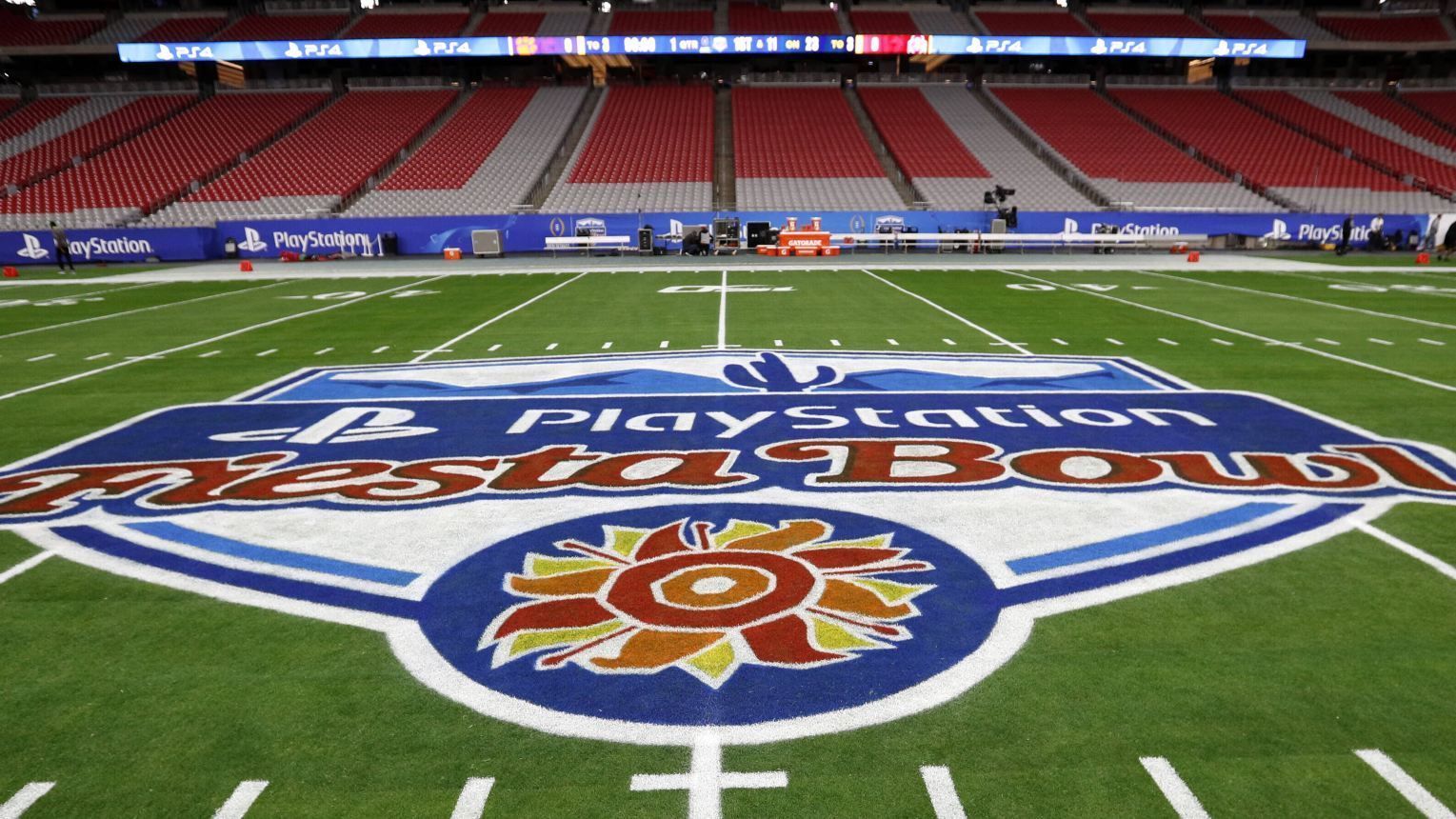 <strong>Fiesta Bowl</strong><br>
                Der Fiesta Bowl wurde vor allem von der Western Athletic Conference ins Leben gerufen. Anders als die drei vorherigen Bowls, wurde jener aber erst in den späten 1960er Jahre erfunden. Weil die führenden Teams der Conference trotz guter Leistungen nicht zu den wichtigen Bowls des Landes eingeladen wurden, entschied man sich in Phoenix, Arizona dazu, einen eigenen Bowl auszurichten.&nbsp;