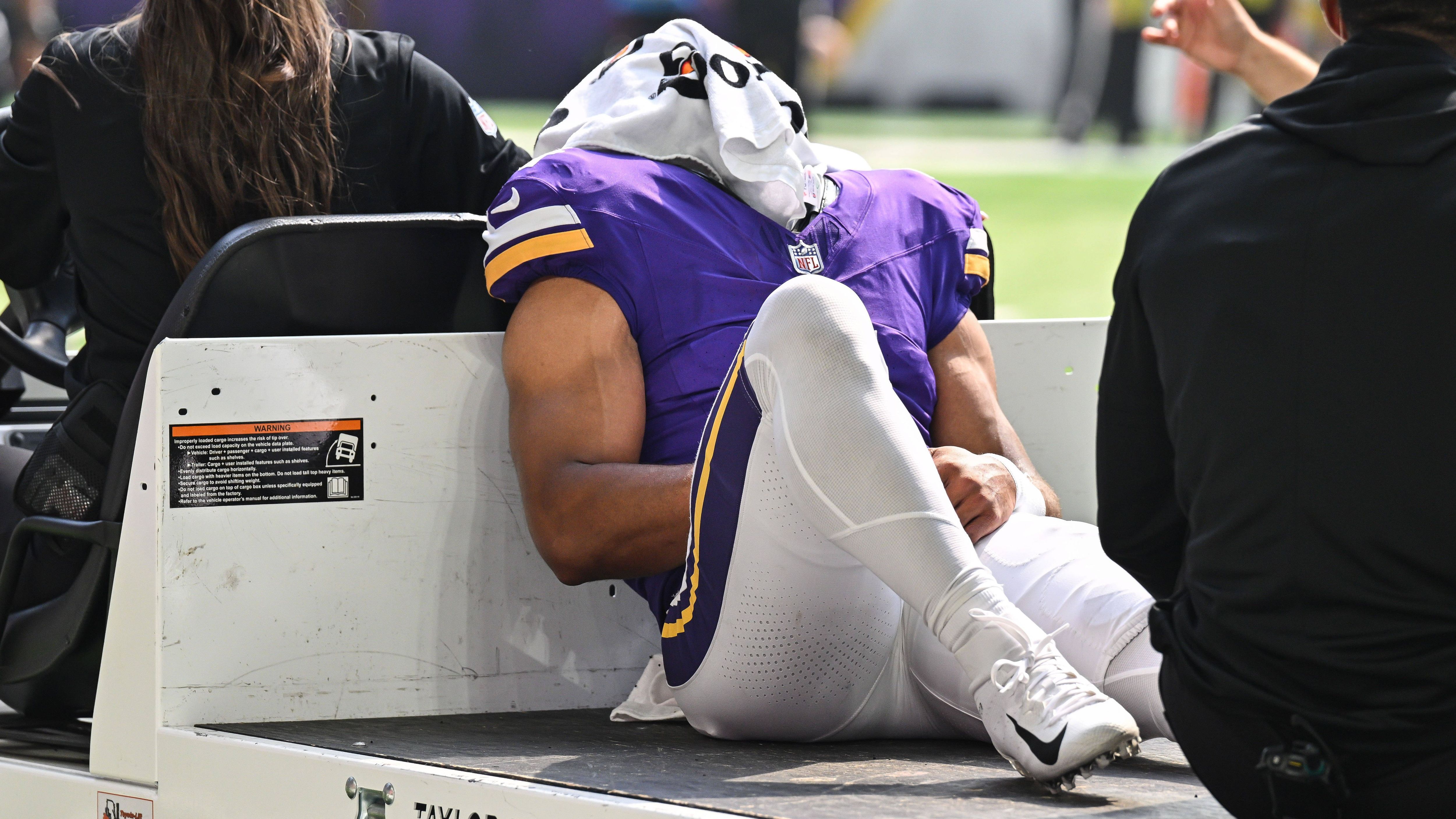 <strong>Rondale Moore (Minnesota Vikings)</strong><br>Die NFL kann gnadenlos sein: Wide Receiver Moore hatte bereits die komplette Saison 2024 verpasst, nachdem er sich das rechte Knie auskugelte. Nun folgte der nächste Rückschlag – im Preseason-Duell mit den Houston Texans verletzte er sich erneut so schwer am Knie, dass auch die Saison 2025 für ihn gelaufen ist. Für Moore bedeutet das die zweite komplette Spielzeit in Folge ohne Einsatz.