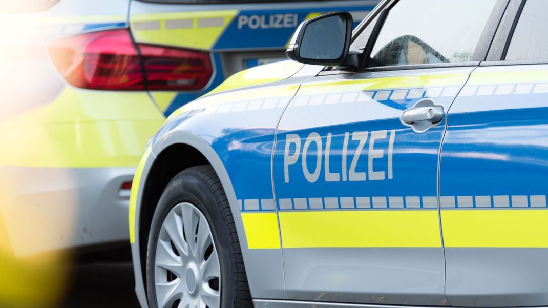 Nachdem 150 Personen einer Einladung zu einer Geburtstagsparty über Social Media gefolgt waren, musste die Polizei im Landkreis Lüneburg einschreiten. (Symbolbild)