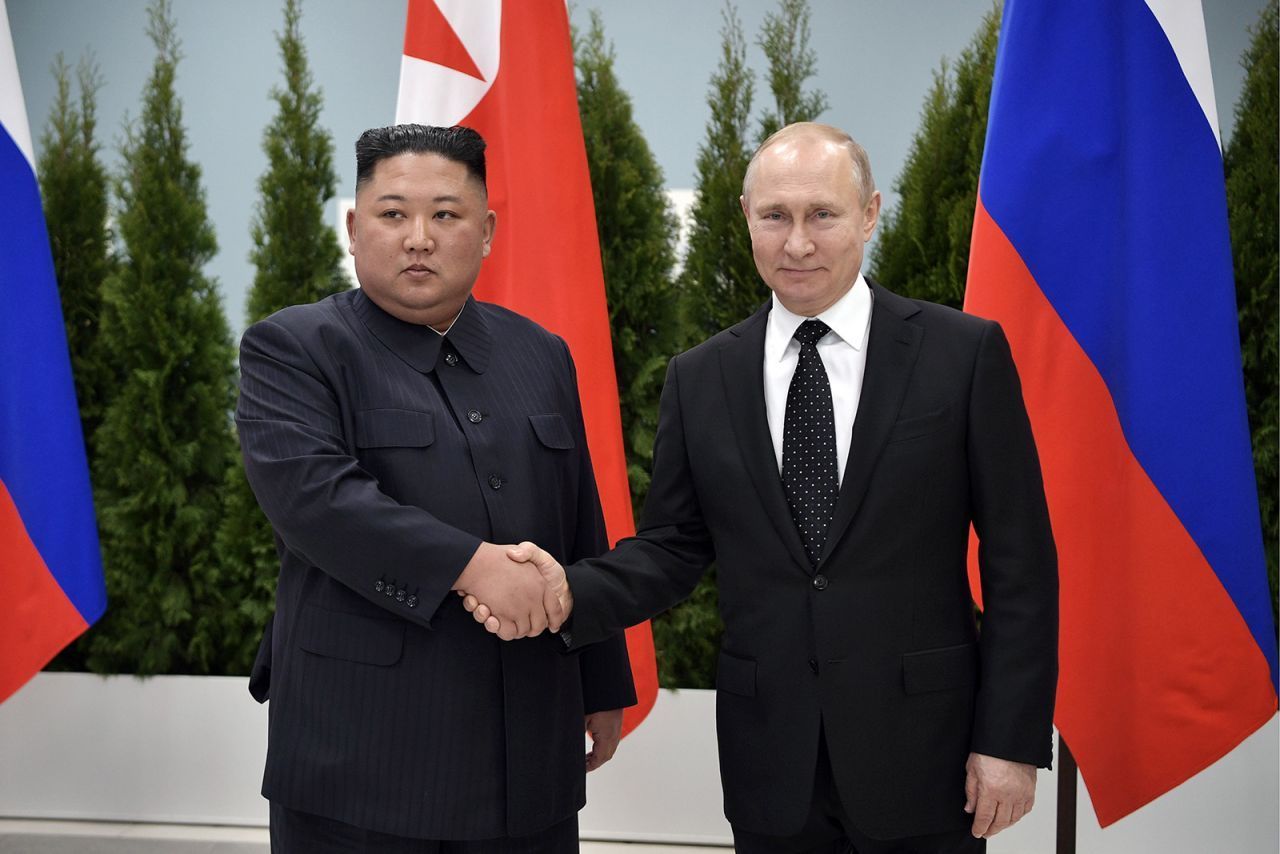 Ende April 2019 kam es zum ersten Treffen zwischen Kim Jong-un und Russlands Präsident Wladimir Putin. Im Zentrum stand wiederum das umstrittene nordkoreanische Atomwaffenprogramm.