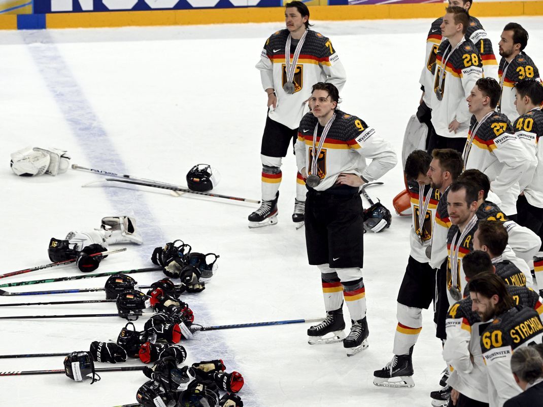 Finnland, Tampere: Deutsche Spieler reagieren nach der WM-Niederlage gegen Kanada. Foto: Jussi Nukari/Lehtikuva/dpa +++ dpa-Bildfunk +++