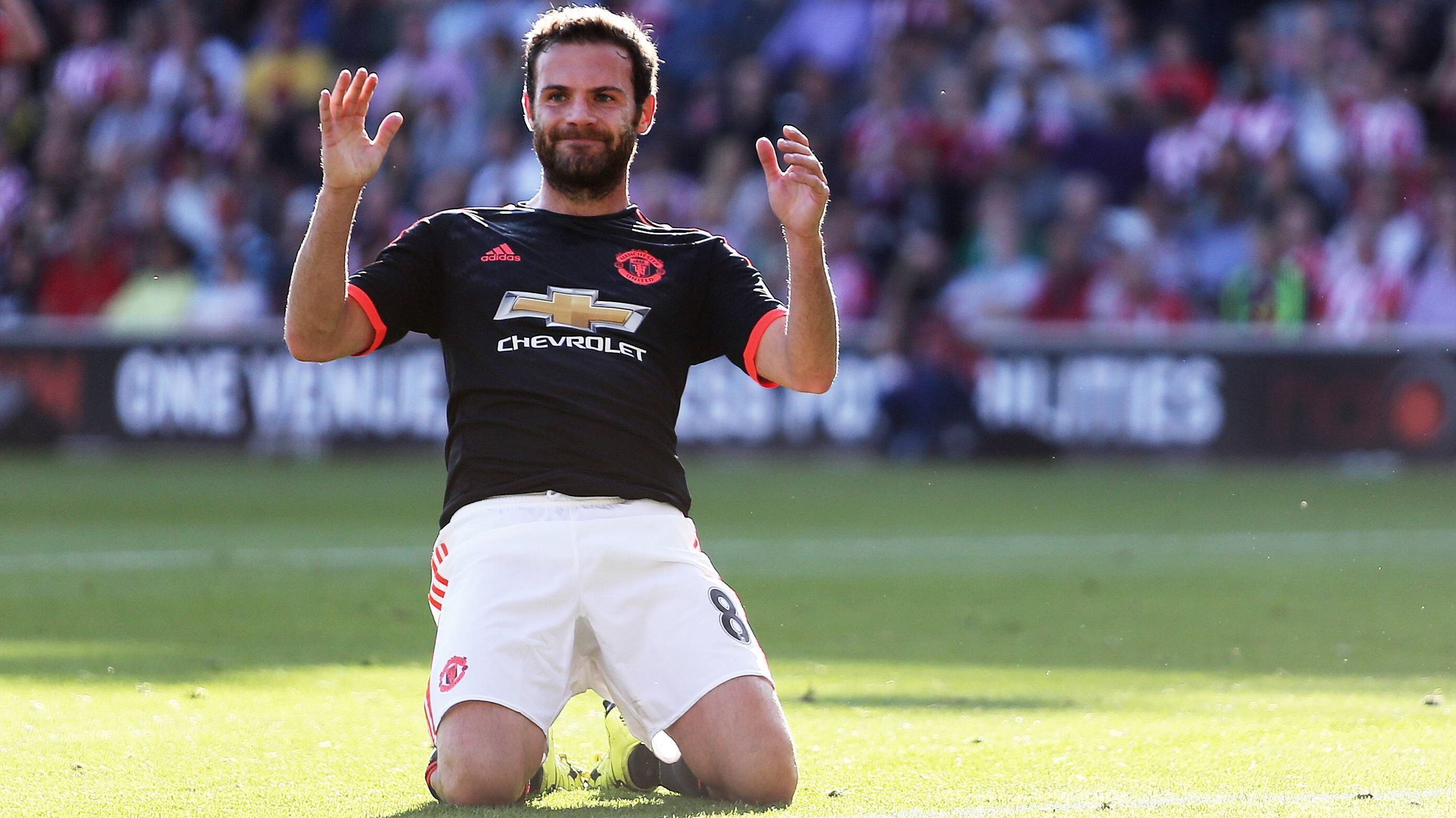 
                <strong>Juan Mata (Manchester United)</strong><br>
                Juan Mata (Manchester United): Noch so ein wieselflinker Flügelspieler aus Spanien, der es auf exakt 1,70 Meter bringt. Mata hat mit dem FC Chelsea und dem Nationalteam alle bedeutenden internationalen Titel abgeräumt. Nur einer Meisterschaft jagt er noch hinterher - seit Januar 2014 mit Manchester United.
              