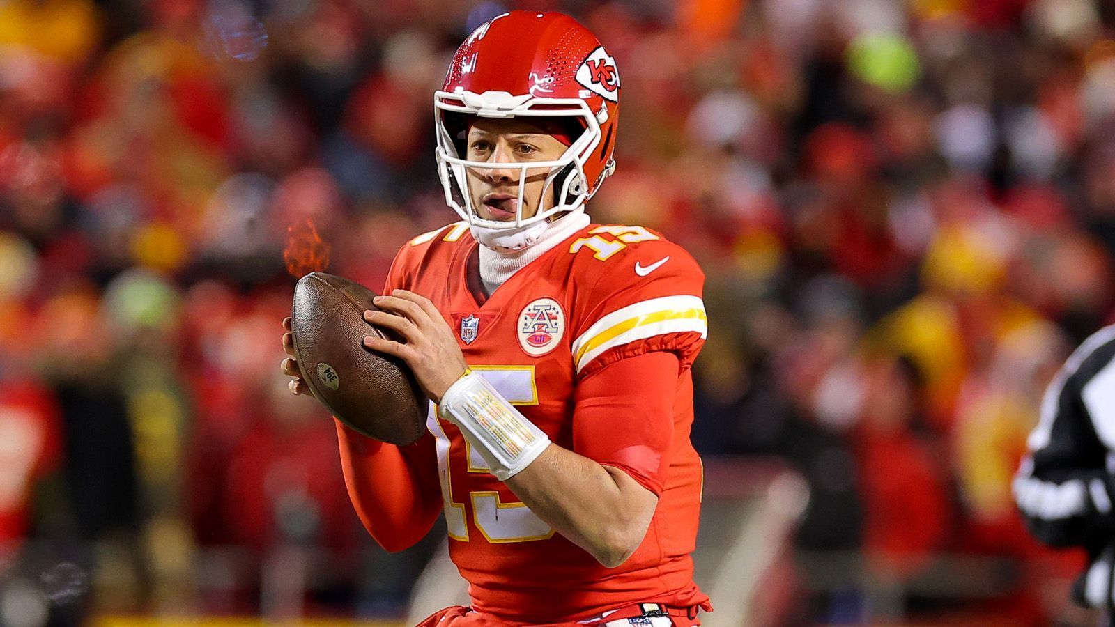 
                <strong>Patrick Mahomes, Kansas City Chiefs - Super Bowl LVII?</strong><br>
                Nun also Patrick Mahomes. Der Quarterback von den Kansas City Chiefs startet am Sonntag in seinem dritten Super Bowl. Zum ersten Mal als amtierender MVP. Der 27-Jährige warf in dieser Saison 5.250 Yards, 41 Touchdowns (plus vier per Lauf) - beides Liga-Bestwerte - bei nur zwölf Interceptions. Die Wahl war beinahe einstimmig: Mahomes erhielt 48 der 50 Stimmen, jeweils eine ging an Josh Allen (Quarterback der Buffalo Bills) und Jalen Hurts (Quarterback der Philadelphia Eagles). Zudem führte er die Chiefs mal wieder mit einem Record von 13-3 zur besten Bilanz in der AFC. 2018 hatte er bei seinem ersten MVP-Award 5.097 Yards und 50 Touchdown-Pässe verbucht. In den Super Bowl schaffte er es damals allerdings nicht. Erst eine Saison später erreichte er ihn erstmals und gewann sofort, im Folgejahr verlor er bei seiner zweiten Teilnahme.
              