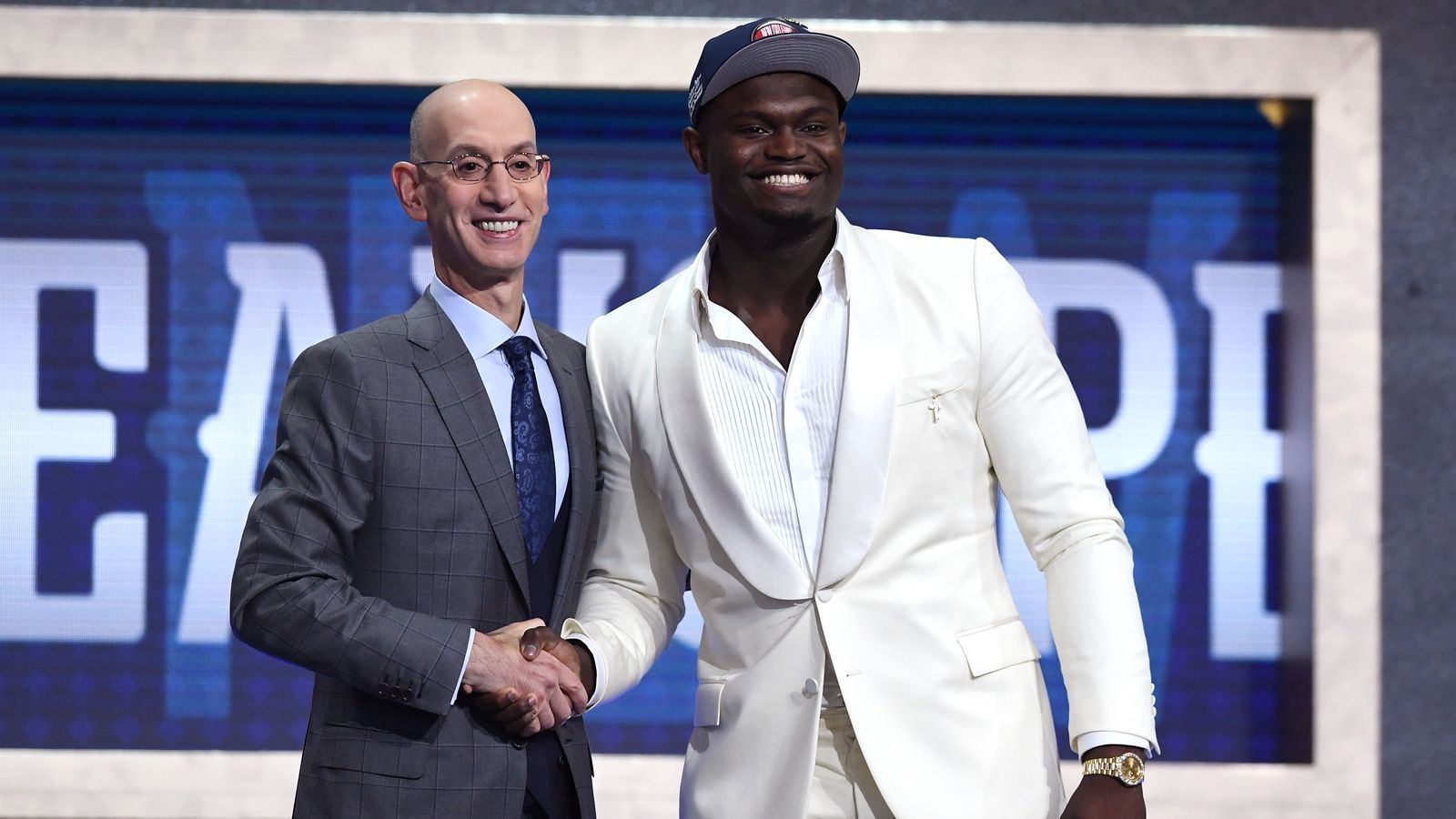 
                <strong>Die offensichtliche Wahl - Zion Williamson </strong><br>
                In der Draft-Lottery der NBA wird in der Regel die Frage beantwortet, welches Team den ersten Pick zugelost bekommt. Was das Team beim Draft dann damit anstellt, sollte eigentlich ein gut gehütetes Geheimnis sein. Das war dieses Jahr etwas anders. Zwar wurde die Frage nach dem Team mit dem ersten Pick beantwortet, jedoch waren wir noch einen Schritt weiter. Diesmal wusste die komplette Liga, was die Pelicans mit ihrem Pick anstellen würden. Nämlich das, was jedes Team an ihrer Stelle gemacht hätte: Zion Williamson. Der Hype um den erst 18-Jährigen war immens, der Freshman von den Duke Blue Devils lockte während der NCAA-Saison sogar Ex-US-Präsident Barack Obama in die Halle und überzeugte das ganze Jahr über mit wahnsinniger Athletik, hoher Spiel-Intelligenz und einer Effizienz, die sich jeder Coach wünscht. In 33 Spielen legte er 22 Punkte, fast neun Rebounds, zwei Assists, zwei Steals und zwei Blocks auf. Das alles bei einer unglaublichen Wurfquote von 68 Prozent und einer Dreier-Quote von fast 34 Prozent. Mit Zion bekommen die Pelicans nicht nur einen neuen Franchise-Player, sondern auch jede Menge mediale Aufmerksamkeit, die ein Team aus einem kleineren Markt wie New Orleans nur zu gut gebrauchen kann. 
              