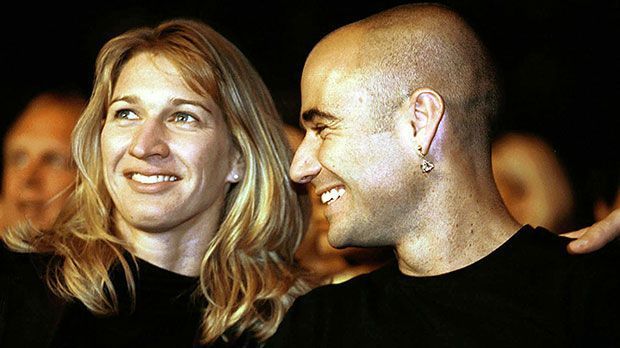 
                <strong>Steffi Graf anno 2001</strong><br>
                Sportliches Ende, privater Neuanfang: Nach der Trennung von dem einstigen Rennfahrer Michael Bartels, gab Graf im Oktober 2001 Andre Agassi (rechts) das Ja-Wort. Aus der Ehe gingen zwei Söhne hervor.
              