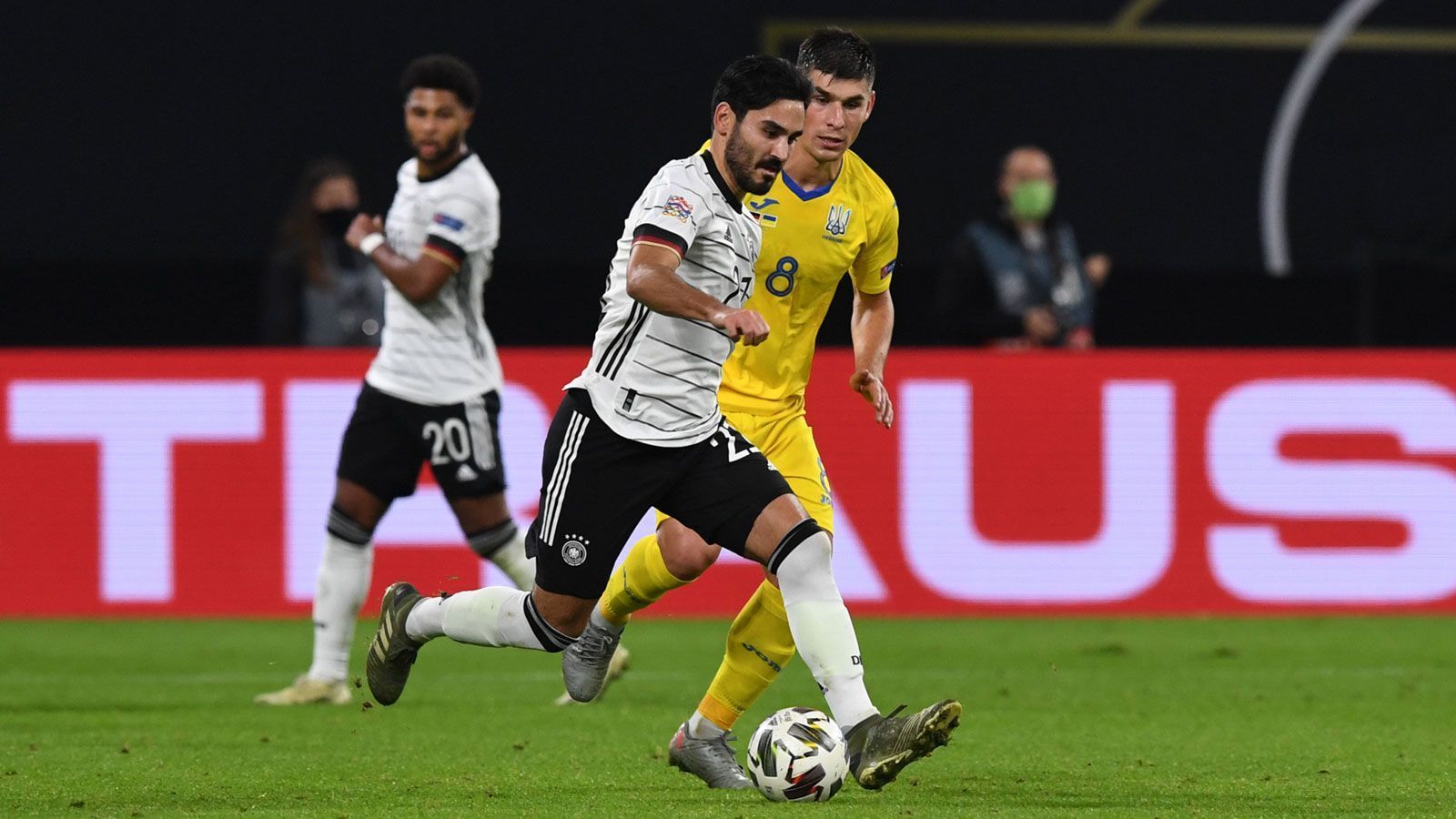 
                <strong>Ilkay Gündogan</strong><br>
                Um Ordnung bemüht, er sucht gegen eine dicht gestaffelte Defensive die Lücke, findet diese aber eher selten. Nicht so auffällig unterwegs wie Goretzka. So dynamisch wie vor dem 3:1, das er stark vorbereitet, ist er insgesamt nicht oft. ran.de-Note: 4
              