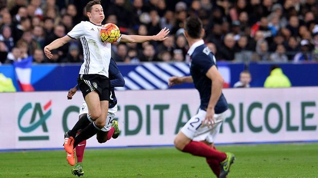 
                <strong>Julian Draxler</strong><br>
                Julian Draxler: Ganz schwacher Beginn. Mit vielen Ballverlusten und Fehlpässen leitete er einige französische Konter ein. Wurde gegen Mitte der ersten Hälfte besser und kam auch zu Offensiv-Aktionen. ran-Note: 4.
              
