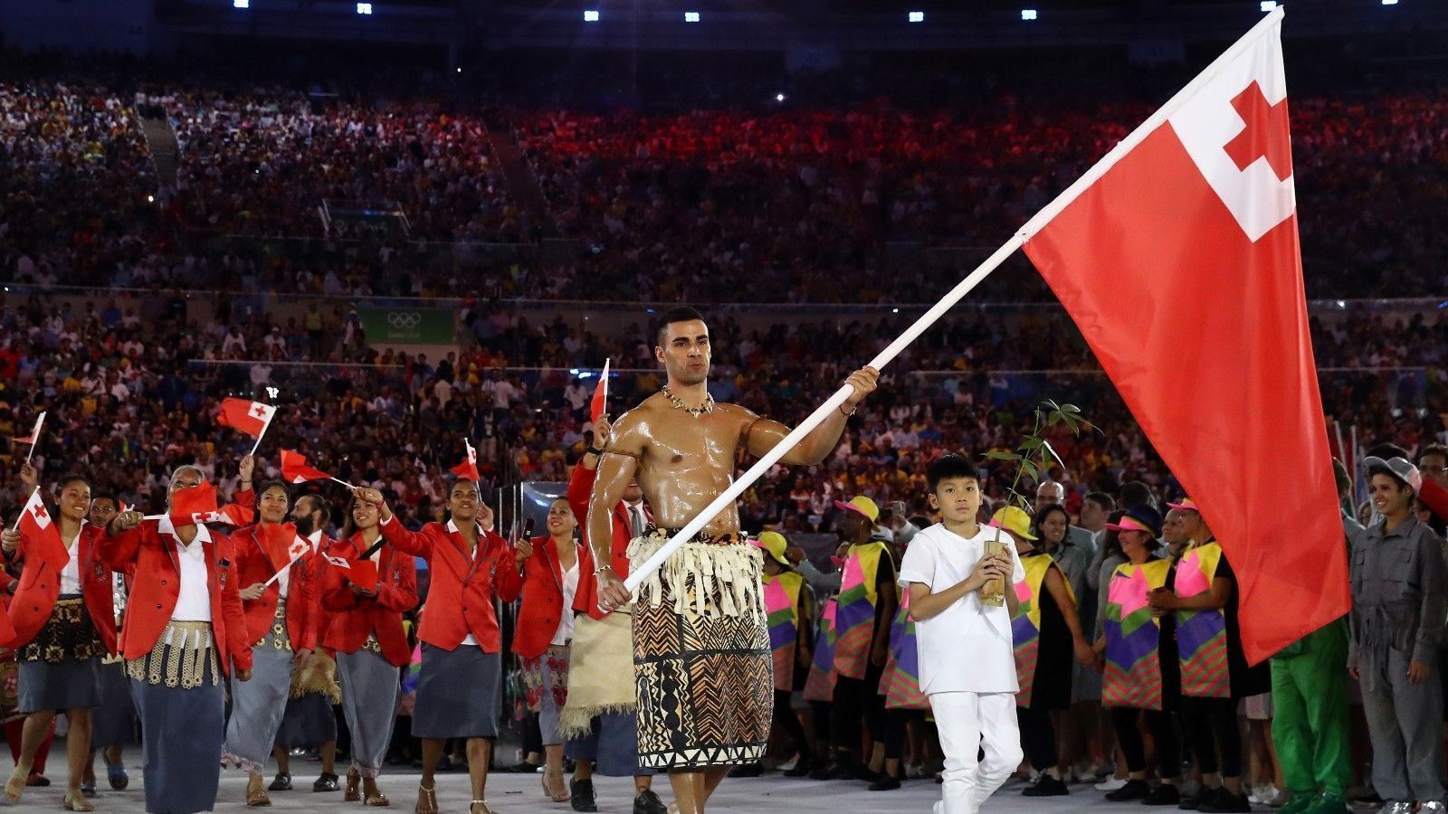 
                <strong>Erster Auftritt in Rio</strong><br>
                Seinen ersten Auftritt hatte der Tongaer bei der Sommer-Olympiade 2016. Mit seinem eingeölten Körper sorgte er im heißen Rio für viele Schlagzeilen. In der Woche nach der Eröffnungsfeier soll es bei Google 230 Millionen Mal die Suchanfrage "Wo ist Tonga" gegeben haben, das erzählte er seinerzeit der britischen Zeitung "Guardian".
              