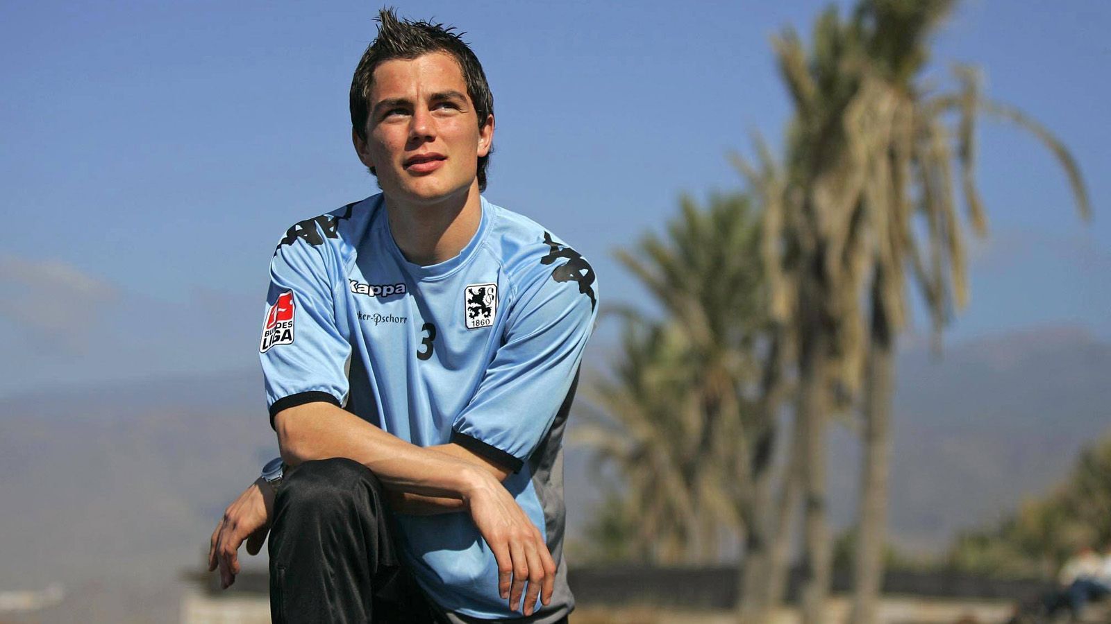 
                <strong>Verteidiger: Marcel Schäfer</strong><br>
                Marcel Schäfer wechselte mit 15 Jahren in die Nachwuchsabteilung von 1860. Mit 19 Jahren debütierte er für 1860 München in der Bundesliga (ja, da haben die "Löwen" wirklich einmal gespielt). Nach dem Abstieg blieb er noch drei Jahre dem Verein treu und war Stammspieler in der 2. Bundesliga. Weil der Wiederaufstieg nicht gelang, wechselte er 2007 für eine Ablöse von 1,2 Millionen Euro zum VfL Wolfsburg. Er absolvierte später neun Spiele für die deutsche Nationalmannschaft.
              