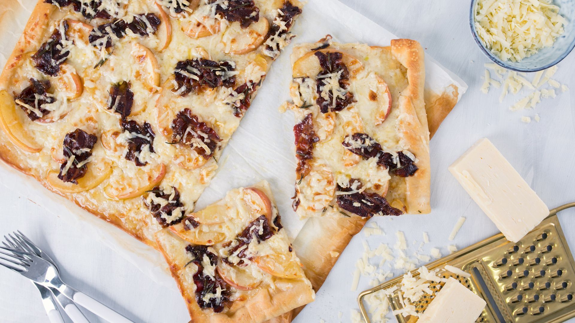 Pizza mit Cheddar, Bacon und Apfel: Rezept aus Enie backt