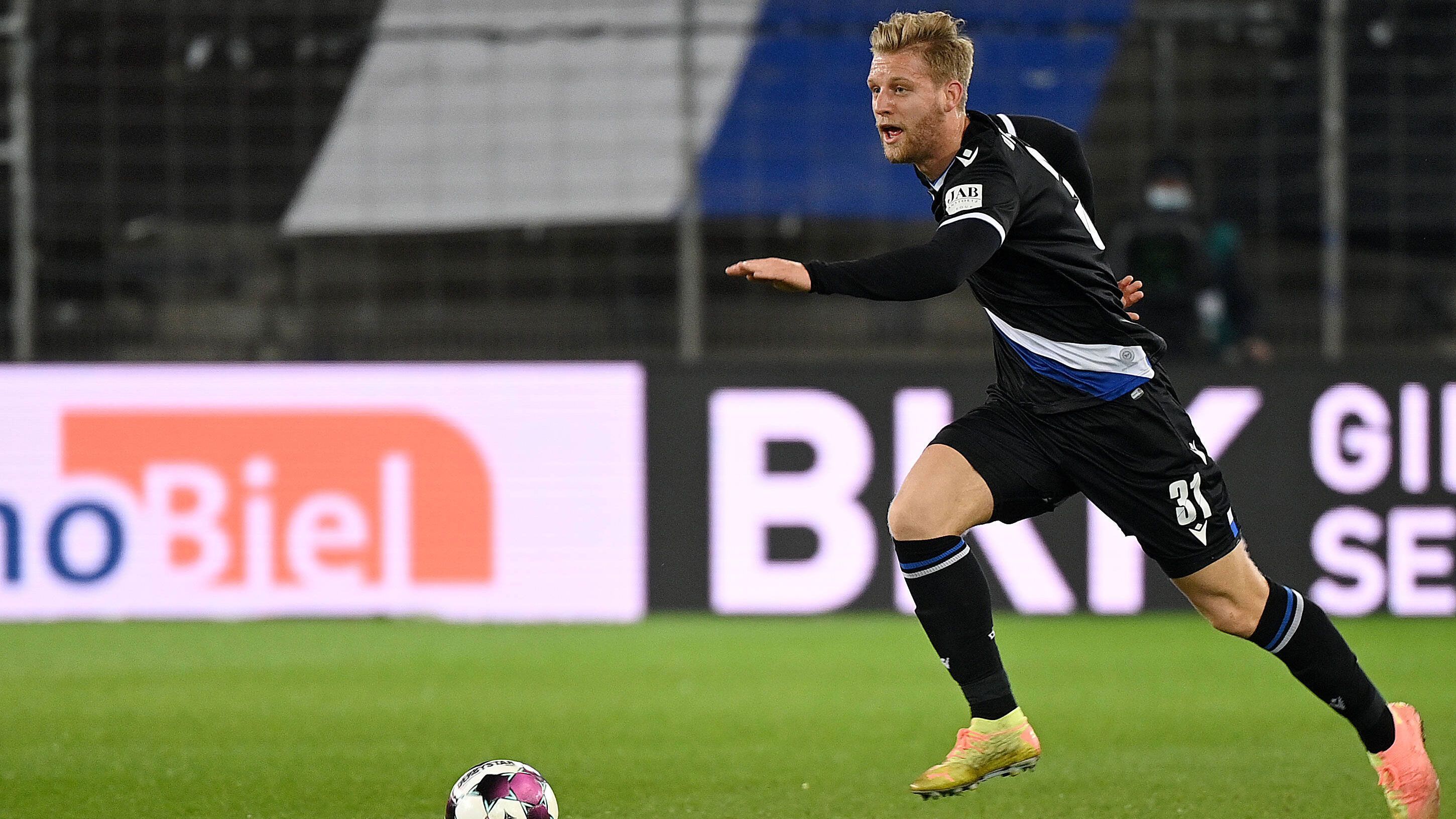 
                <strong>Arne Maier (Arminia Bielefeld)</strong><br>
                Eigentlich stand bereits fest, dass Arne Maier nach einem Jahr bei Arminia Bielefeld wieder in die Hauptstadt zu Hertha BSC zurückkehrt. Nachdem er unter Frank Kramer aber zum Stammspieler avancierte, soll der Mittelfeldspieler nun ein weiteres Jahr ausgeliehen werden. Eine Kaufoption gibt es für die Arminia allerdings nicht. Auch mehrere andere Klubs sollen wohl bereits auf Maier aufmerksam geworden sein. 
              