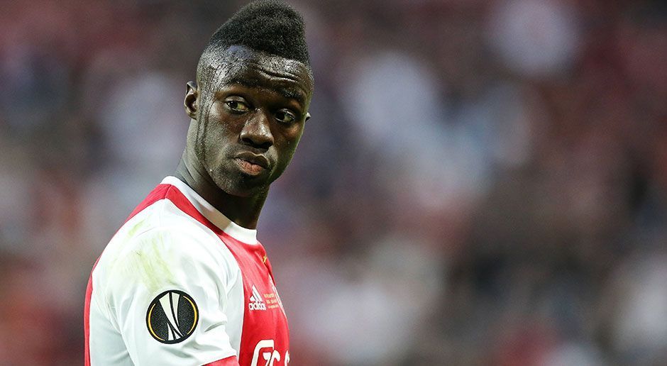 
                <strong>Davinson Sanchez (Ajax Amsterdam -> Tottenham Hotspur)</strong><br>
                Für die Ablösesumme von 42 Millionen Euro wechselt der 21-jährige Davinson Sanchez von Ajax Amsterdam zu Tottenham Hotspur. Der Innenverteidiger bringt Ajax die höchst Transfereinnahme für einen einzigen Spieler ein. Gleichzeitig ist er Tottenhams Rekordzugang - und der erste Transfer des Sommers. Erst vor einem Jahr kam der kolumbianische Nationalspieler von Atletico Nacional aus seiner Heimat für fünf Millionen Euro zum niederländischen Rekordmeister, wo er unumstrittener Stammspieler war. Sanchez unterschrieb einen Sechsjahresvertrag. 
              