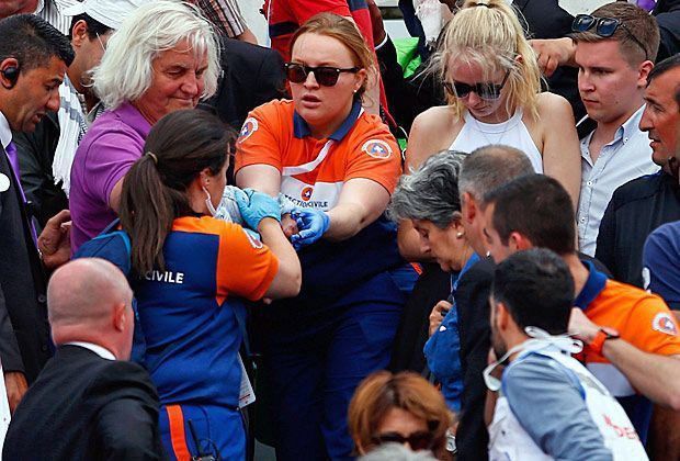 
                <strong>French Open: Videowand-Verkleidung stürzt in die Zuschauer</strong><br>
                Glück im Unglück: Bei dem gefährlichen Zwischenfall verletzt sich drei Tennis-Fans leicht. Ein älterer Herr erleidet eine Wunde am Arm, aber ...
              