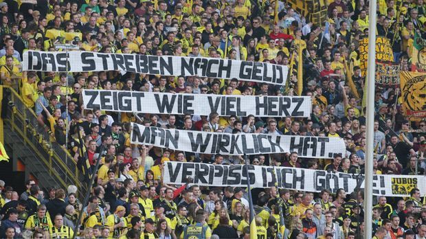 
                <strong>Mai 2013: Fan-Hass nach Wechsel-Nachricht</strong><br>
                Sofort schlägt die Stimmung um: Mario Götze wird vom Fanliebling zum Hassobjekt. Das lassen ihn die Fans im Stadion spüren. Die Anhänger in der Südkurve werfen ihrem langjährigen Spieler vor, Geld vor Vereinstreue zu stellen. 
              