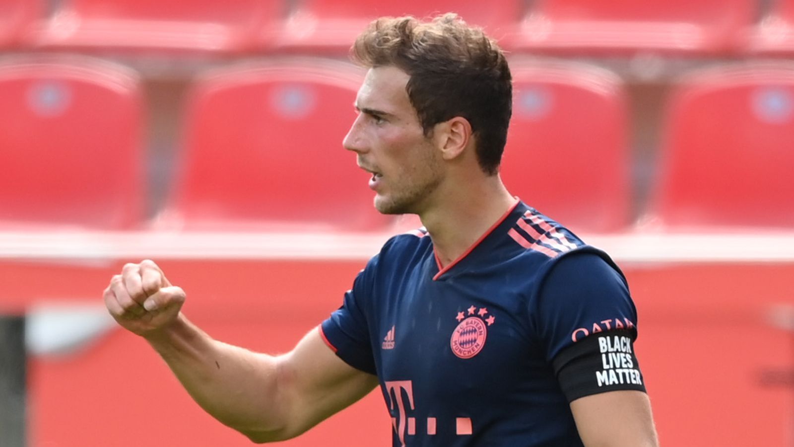 
                <strong>Leon Goretzka</strong><br>
                Wie immer einer der laufstärksten Bayern. Von Beginn an unglaublich aktiv im Pressing, wodurch er Bälle erobert. Ist sowohl vorne als auch in der Defensive zu sehen. In der 27. Minute mit einer überragenden Aktion, als er mit einem Ball in die Tiefe auf Coman das 1:1 einleitet. Belohnt sich in der 41. Minute dann selbst. Nach schönem Zusammenspiel zwischen Müller und Coman landet der Ball bei Goretzka, der von der Strafraumgrenze mit dem eigentlich schwächen Linken zum 2:1 verwandelt. Nach der Pause weiterhin fleißig. In der 74. Minute für Thiago ausgewechselt. ran-Note: 1
              