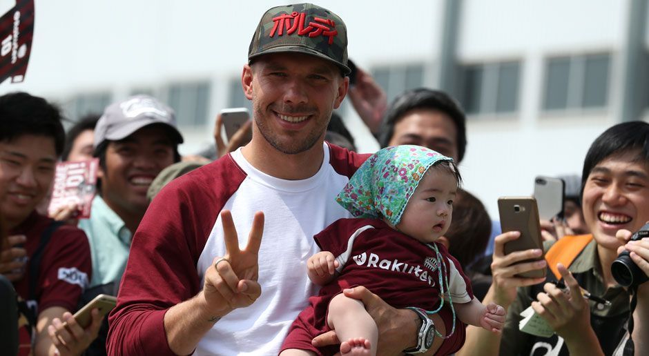 
                <strong>Big in Japan! Lukas Podolski bei Kobe vorgestellt</strong><br>
                Fast wie beim Papst-Besuch! Podolski bekam von den Kobe-Fans sogar den Nachwuchs in die Arme gedrückt. 
              