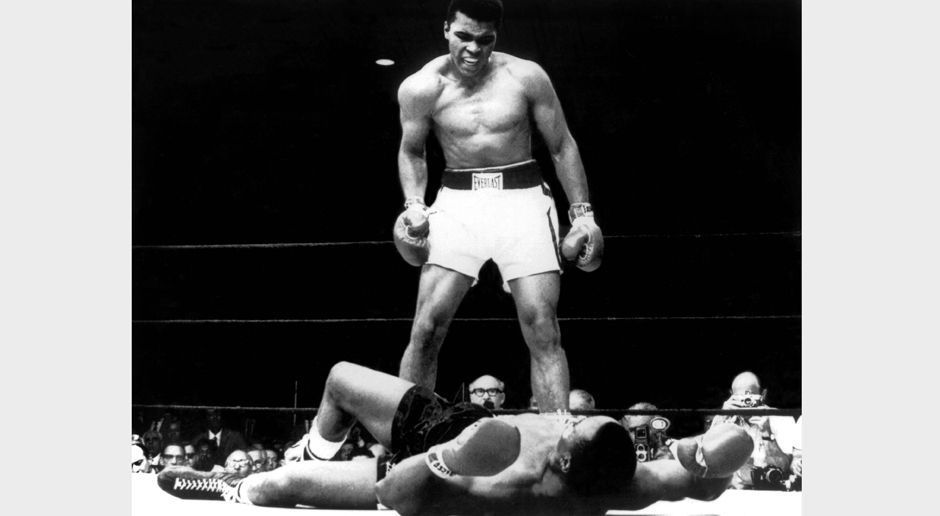 
                <strong>Cassius Clay - Sonny Liston</strong><br>
                Nach 105 Sekunden ging Liston zu Boden, getroffen von einem Schlag Alis, der als "Phantom Punch" berühmt wurde. Die scheinbar harmlose Rechte hatte ihn wie aus dem Nichts erwischt. Ali schrie den Gegner zu seinen Füßen halb erbost, halb triumphierend an: "Stand up!" In diesem Moment drückte Fotograf Neil Leifer an den Ringseilen auf den Auslöser seiner Kamera und schoss das wohl berühmteste Foto der Sportgeschichte.
              