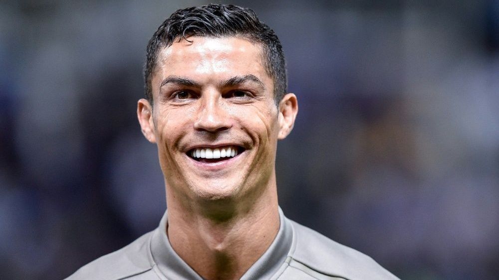 <strong>Die meisten EM-Tore: Cristiano Ronaldo (Portugal)</strong>&nbsp;<br>Ronaldo ist bisher mit 14 Toren EM-Rekordtorschütze. Dahinter folgen Michel Platini (Frankreich/9), Antoine Griezmann (Frankreich) und Alan Shearer (England/je 7). Für Deutschland trafen Mario Gomez und Jürgen Klinsmann bei einer EURO am häufigsten (je 5).