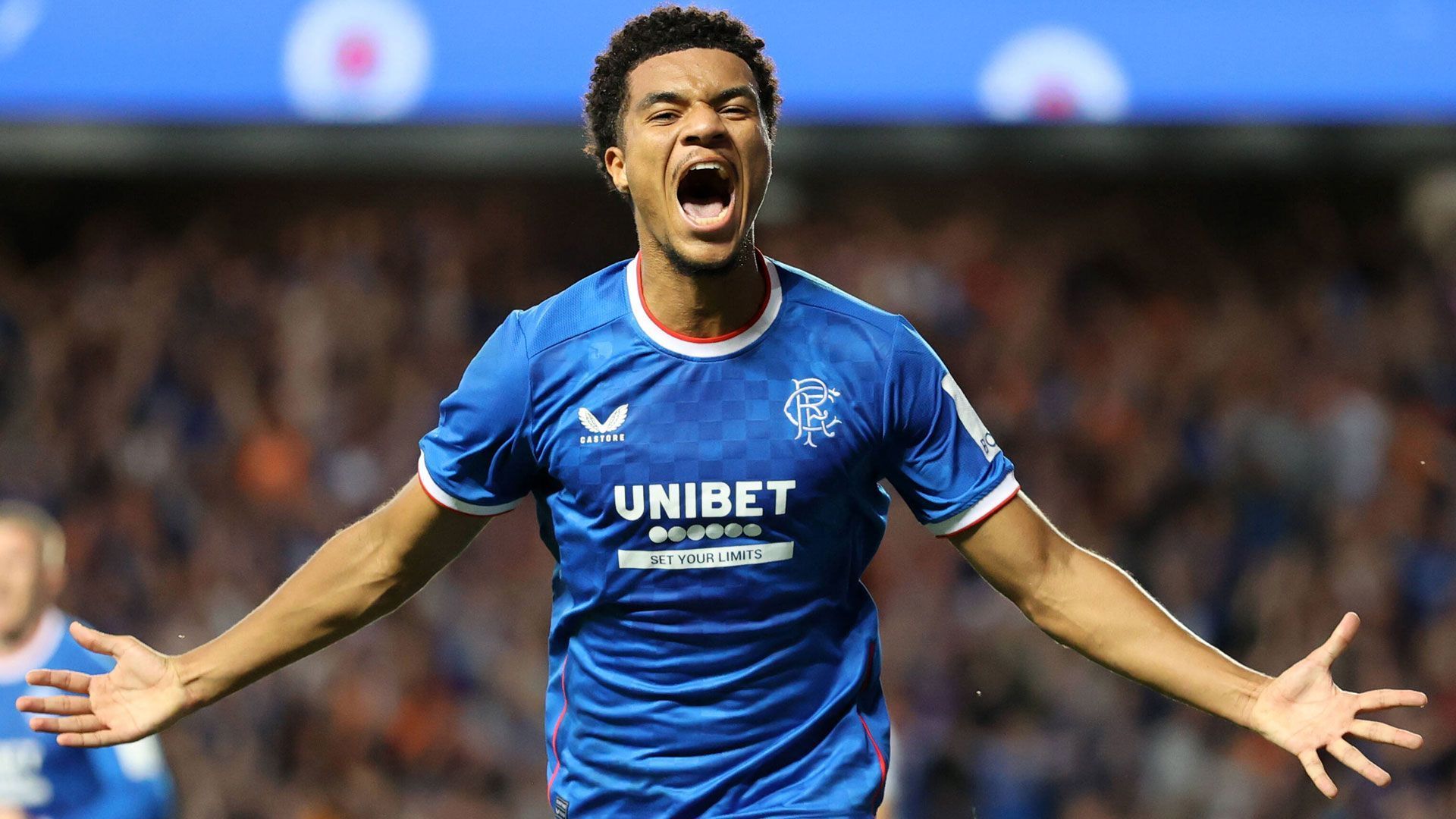 
                <strong>Glasgow Rangers</strong><br>
                Für reichlich Spektakel sorgten die Glasgow Rangers in der vergangen und bislang einzigen Quali-Runde für den schottischen Traditionsklub. Nach einer 0:2-Niederlage im Hinspiel bei Union Saint-Gilloise benötigten die Rangers im heimischen Hampden Park einen Sieg mit mindestens drei Toren Vorsprung, um sich noch für die Playoffs zu qualifizieren. James Tavernier und Antonio Colak trafen zum 2:0, das immerhin die Verlängerung bedeutet hätte. Das entscheidende Tor zum 3:0-Endstand erzielte Bayern-Leihgabe Malik Tillman per Kopf in der 78. Minute. Neben Tilman tummeln sich im Team von Giovanni van Bronckhorst unter anderem die ehemaligen Bundesliga-Profis Antonio Colak und Rabbi Matondo, der von Schalke kam.
              