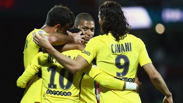 
                <strong>Platz 2 - Paris St. Germain (fünf Spiele, 13 Punkte, 15:3 Tore)</strong><br>
                Mit dem unglaublich starken Offensiv-Trio Neymar (Mi.), Edinson Cavani (re.) und Kylian Mbappe (hi.) legte PSG nach der zuletzt an Monaco verlorenen Meisterschaft richtig toll los. Die Franzosen sind wettbewerbsübergreifend immer noch ungeschlagen. Nur ein einziges Mal ging PSG nicht als Sieger vom Platz. Kein Wunder, dass der Hauptstadtklub der Ligue-1-Konkurrenz schon etwas enteilt ist. Nur ein torloses Remis in Montpellier verhindert eine gänzlich makellose Bilanz. In der Champions League ist das Team von Trainer Unai Emery mit neun Punkten aus drei Spielen nach wie vor mit weißer Weste unterwegs - im wahrsten Sinne des Wortes, denn Torhüter Alphonse Areola musste kein einziges Mal hinter sich greifen, nicht einmal gegen den FC Bayern.
              