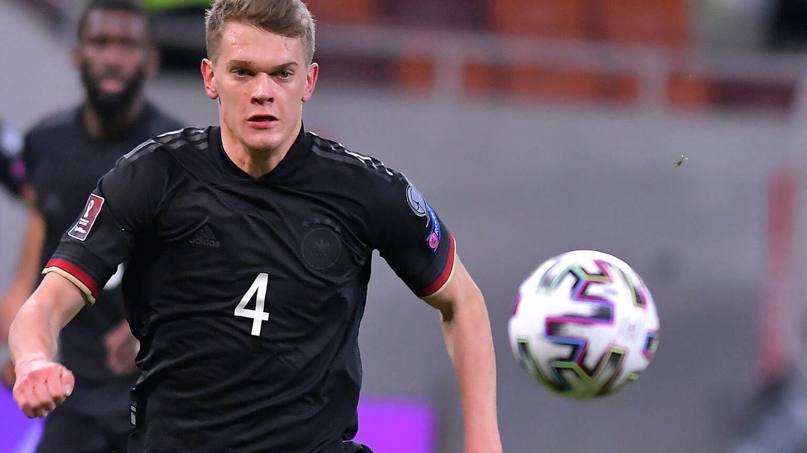 
                <strong>Matthias Ginter</strong><br>
                Matthias Ginter verliert zu Beginn Rumäniens Stürmer Claudiu Keseru einmal bei einem weiten Ball aus den Augen und hat Glück, dass der verzieht. Ansonsten ist er defensiv wenig gefordert und erledigt seinen Job, ohne Aufsehen zu erregen. Im Spielaufbau hat Rüdiger die stärkeren Szenen. ran.de-Note 3
              