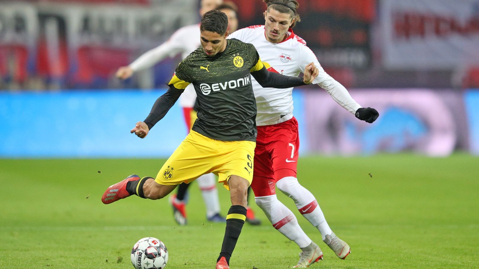 
                <strong>Achraf Hakimi</strong><br>
                Hakimi spielt eine unauffällige und teils auch unglückliche Partie. Leistet sich zu viele Fehlpässe im Aufbauspiel. Wirkt im Spiel nach vorne zwar sehr bemüht, aber auch da ohne viel Ertrag. ran-Note: 4
              