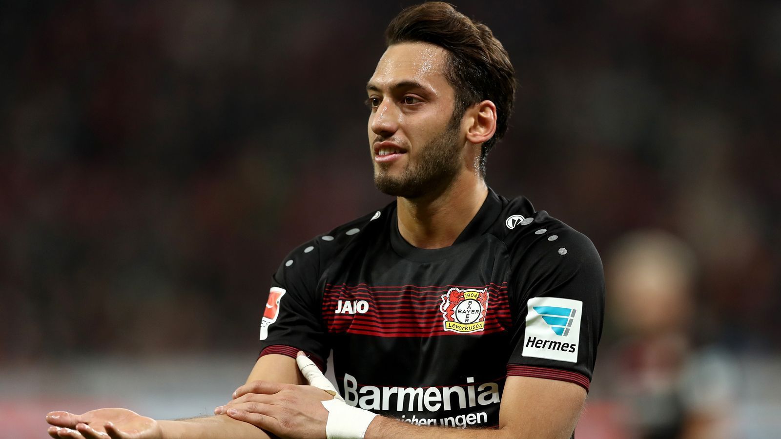 <strong>Hakan Calhanoglu (Bayer Leverkusen, vier Monate Sperre)</strong><br>
                Die Saison 2016/17 endete für Leverkusens Hakan Calhanoglu vier Monate früher. Ihm wurde eine "Jugendsünde" zum Verhängnis. Während seiner Zeit beim Karlsruher SC hatte der damals 17-Jährige mit dem türkischen Klub Trabzonspor eine Transfervereinbarung geschlossen, für die sein Vater 200.000 Euro Handgeld kassiert haben soll...