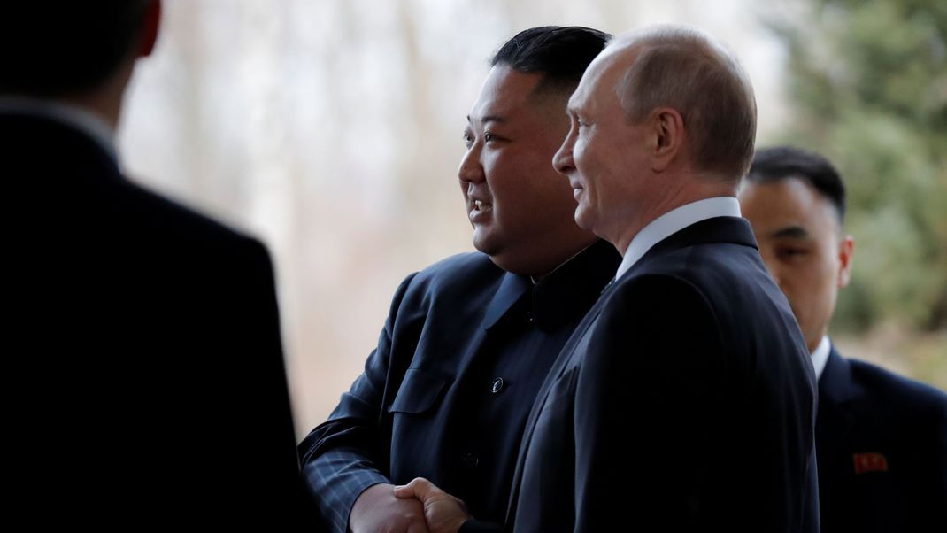 Einem Bericht zufolge will Kim Jong-Un nach Russland reisen und über einen Waffendeal mit Putin sprechen.