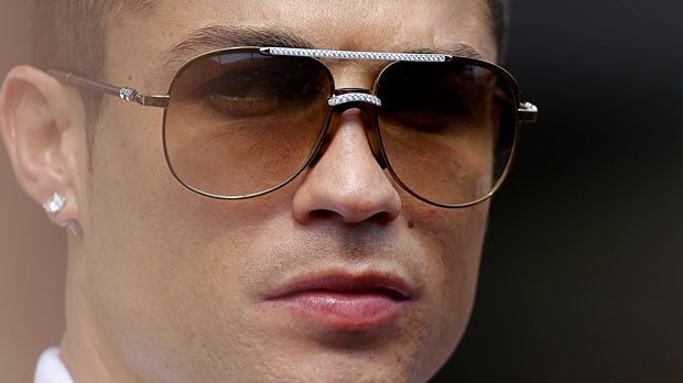 
                <strong>Cristiano Ronaldo</strong><br>
                Grund ist das Luxus-Apartment, das Ronaldo kürzlich im New Yorker Trump Tower erwarb. Dort sollen Teile des Films gedreht werden, der Portugiese bekommt im Gegenzug eine Rolle. Ronaldo ist aber nicht der erste Fußballer auf der Leinwand. ran.de zeigt weitere Beispiele.
              
