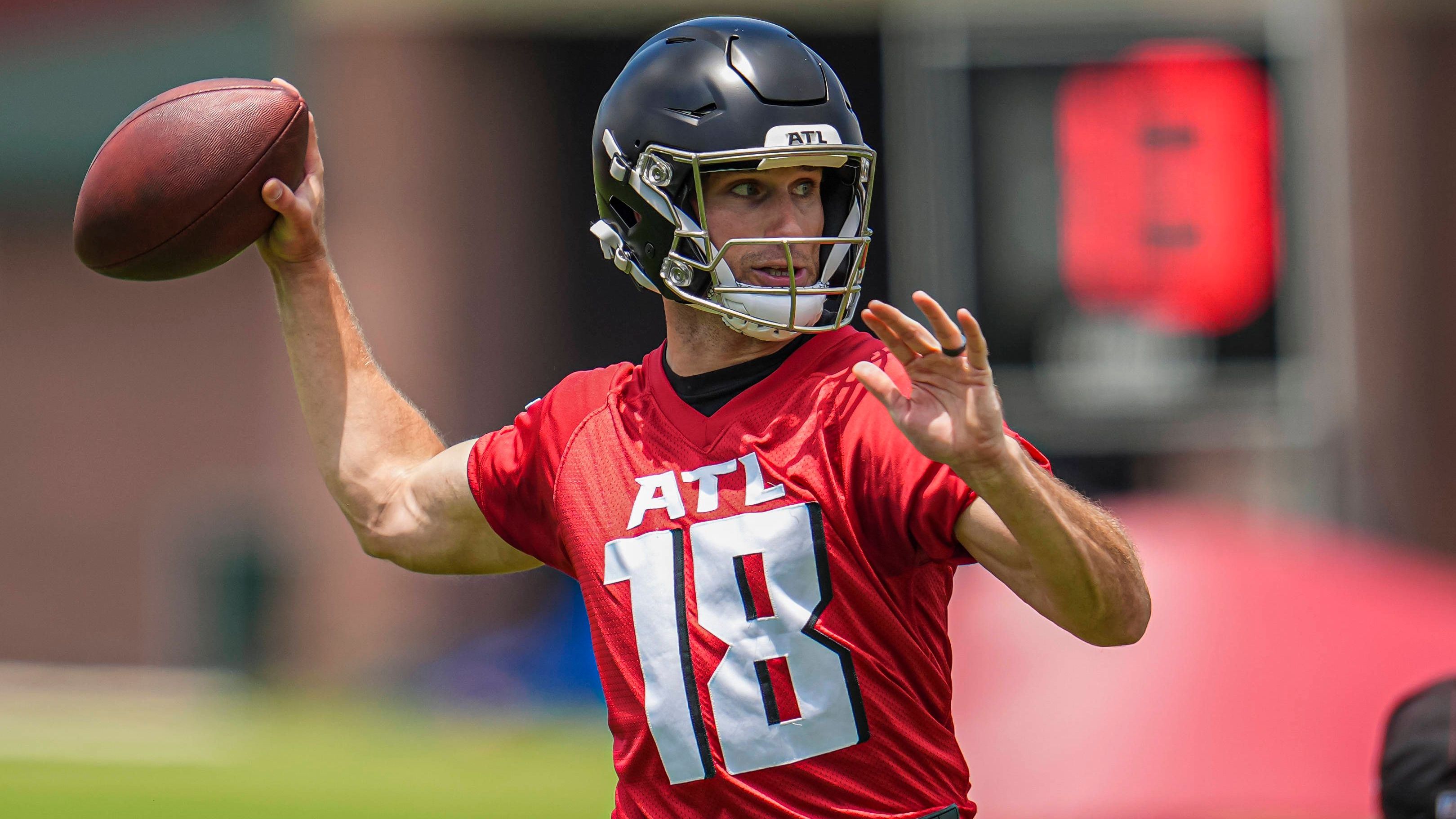 <strong>Was ist mit Atlanta?</strong><br>Das trifft auf Atlanta nicht zu, aber Cap kriegt man nortfalls schon irgendwie freigeschaufelt. Die Falcons sind talentiert, haben in Kirk Cousins als neuen Quarterback investiert und dürften hoffen, sich mit dem neuen QB zumindest ein kleines Fenster geöffnet zu haben. Drake London spielte oftmals den Alleinunterhalter und ist von der Statur her auch ein Outside Receiver, zeigte aber auch schon im Slot gute Leistungen - und könnte dorthin rücken, falls Aiyuk kommt.